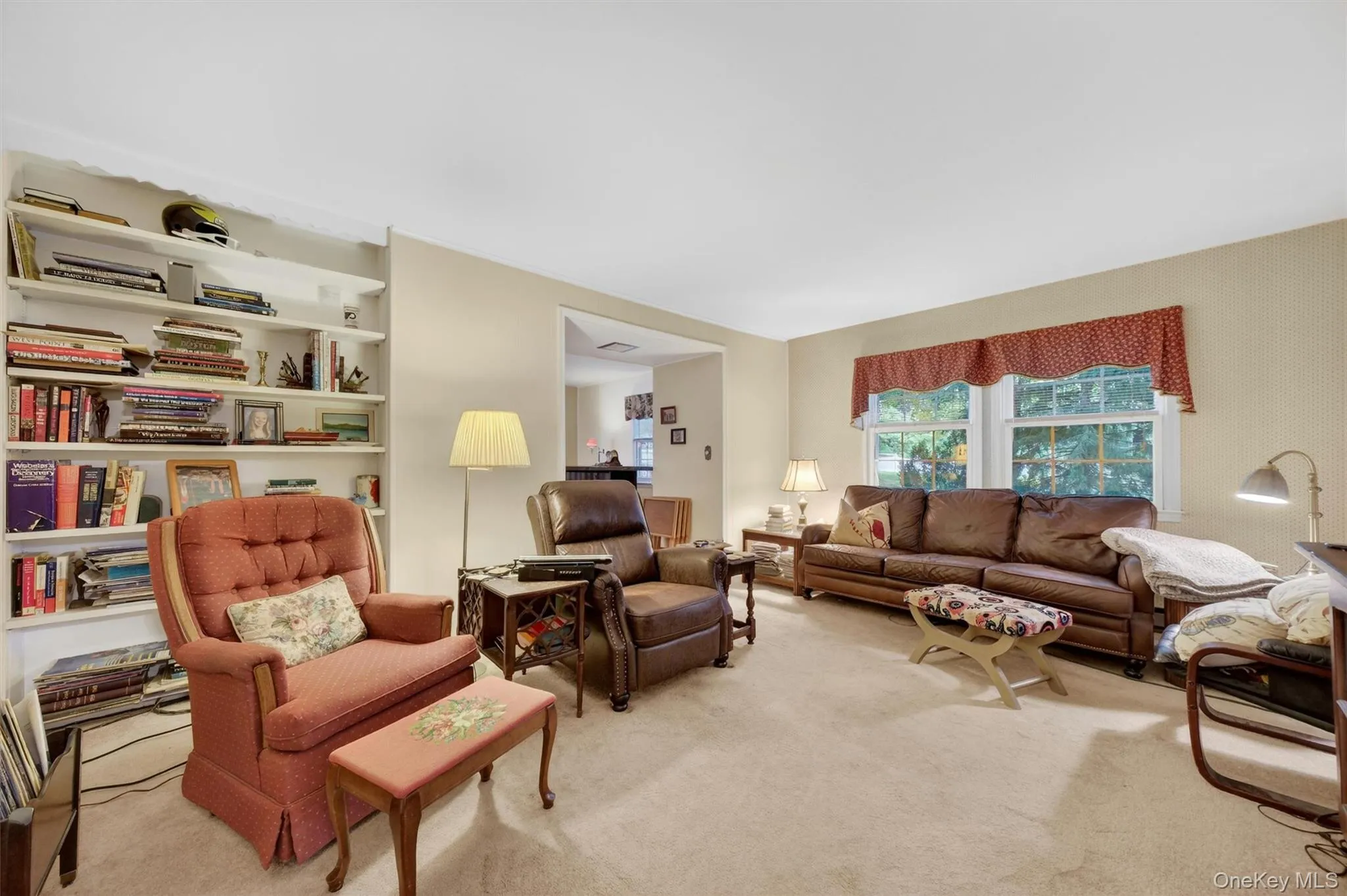 Den / family room is spacious with built in book shelving - your own min-library room. Den / family room is spacious with built in book shelving - your own min-library room.