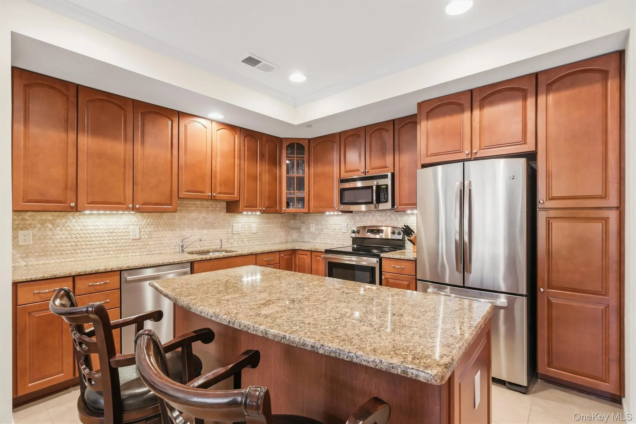 Look at that stunning backsplash! Look at that stunning backsplash!