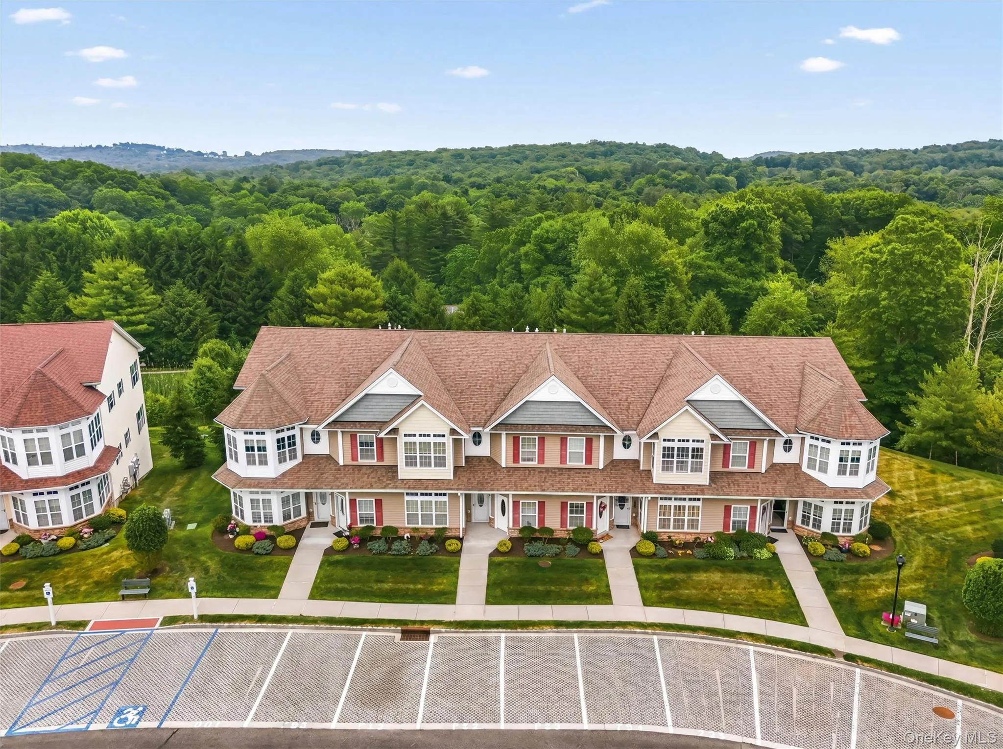 Located in the picturesque community of Stoneleigh Woods. Located in the picturesque community of Stoneleigh Woods.