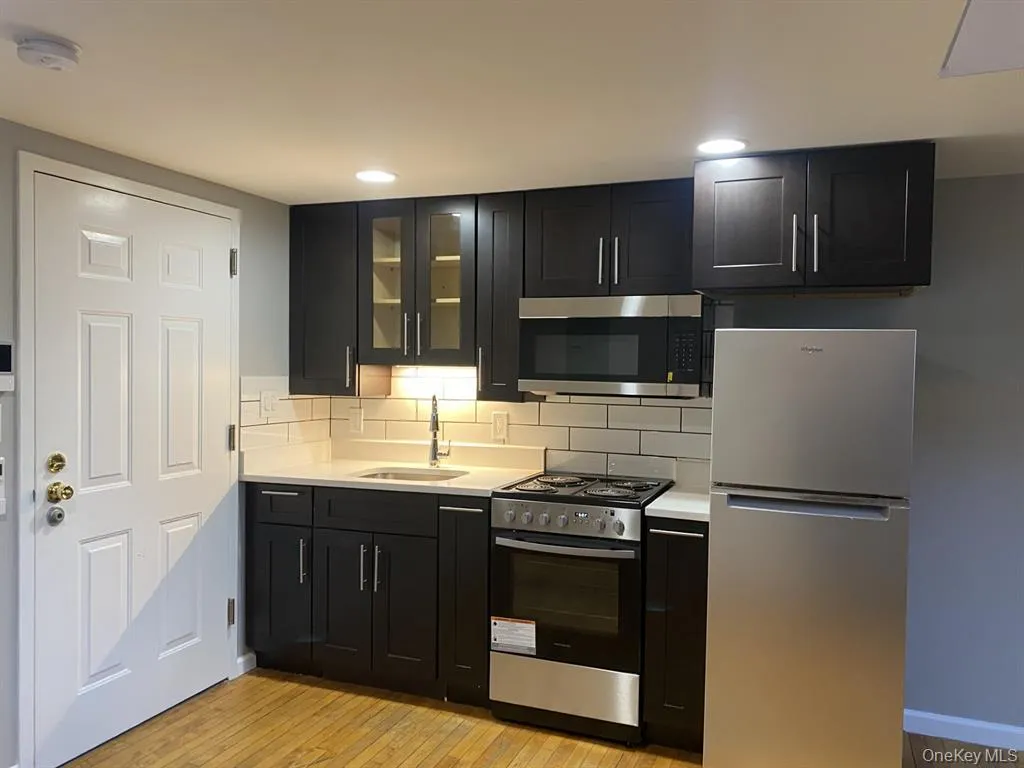94 4th Avenue, Islip, NY, 2 Rooms Rooms,1 BathroomBathrooms,Residential Lease,For Rent,4th,0,1006209 94 4th Avenue, Islip, NY, 2 Rooms Rooms,1 BathroomBathrooms,Residential Lease,For Rent,4th,0,1006209