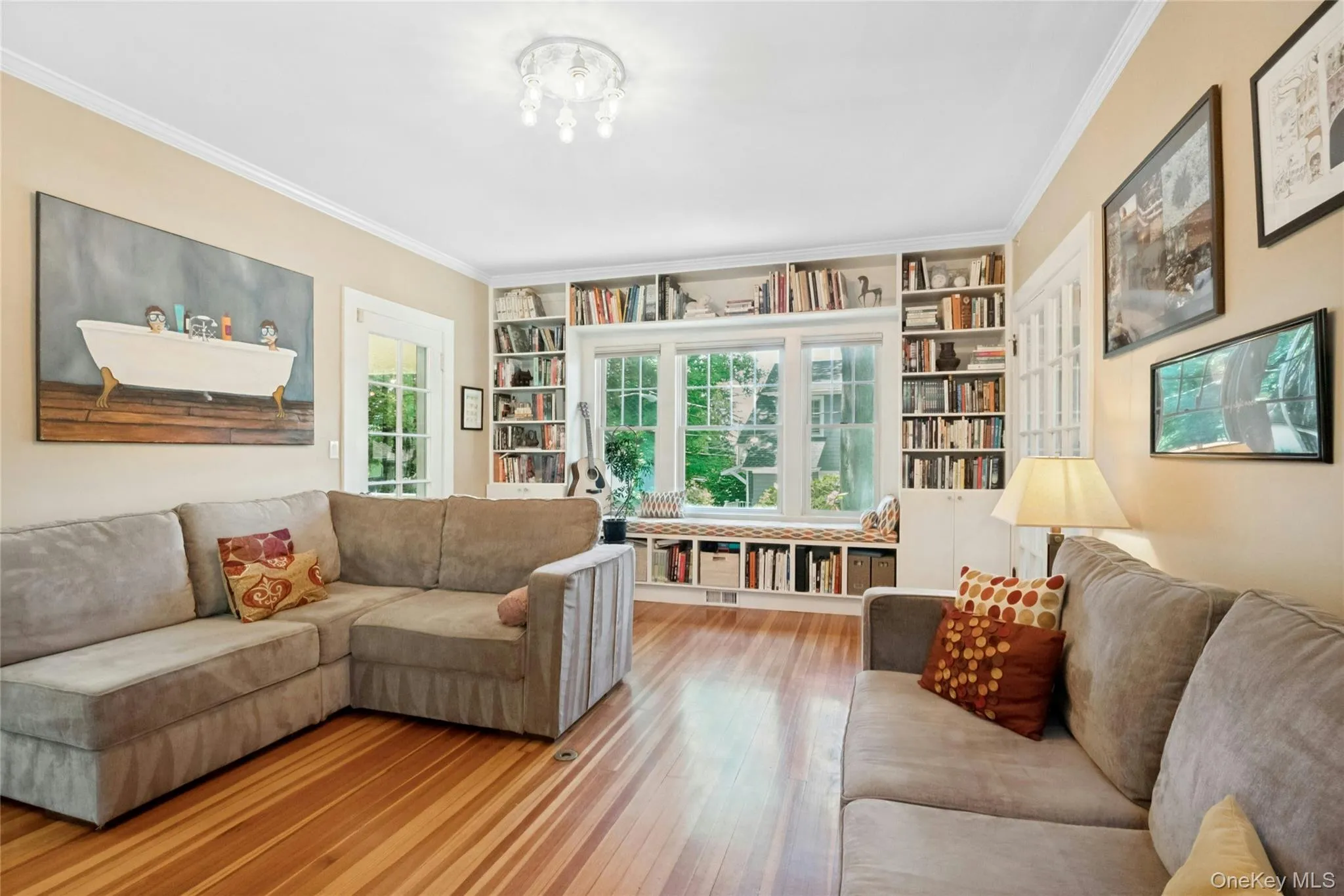 Bulit in shelving and window seat Bulit in shelving and window seat