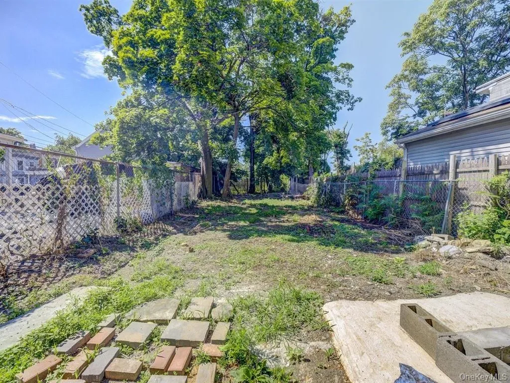 Backyard with much potential for entertaining. Backyard with much potential for entertaining.