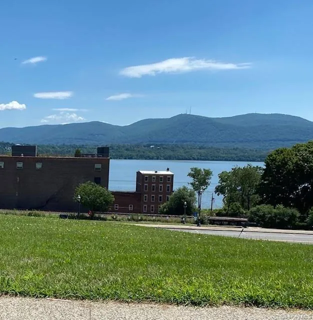 Hudson River and Mountain Views only blocks away. Hudson River and Mountain Views only blocks away.