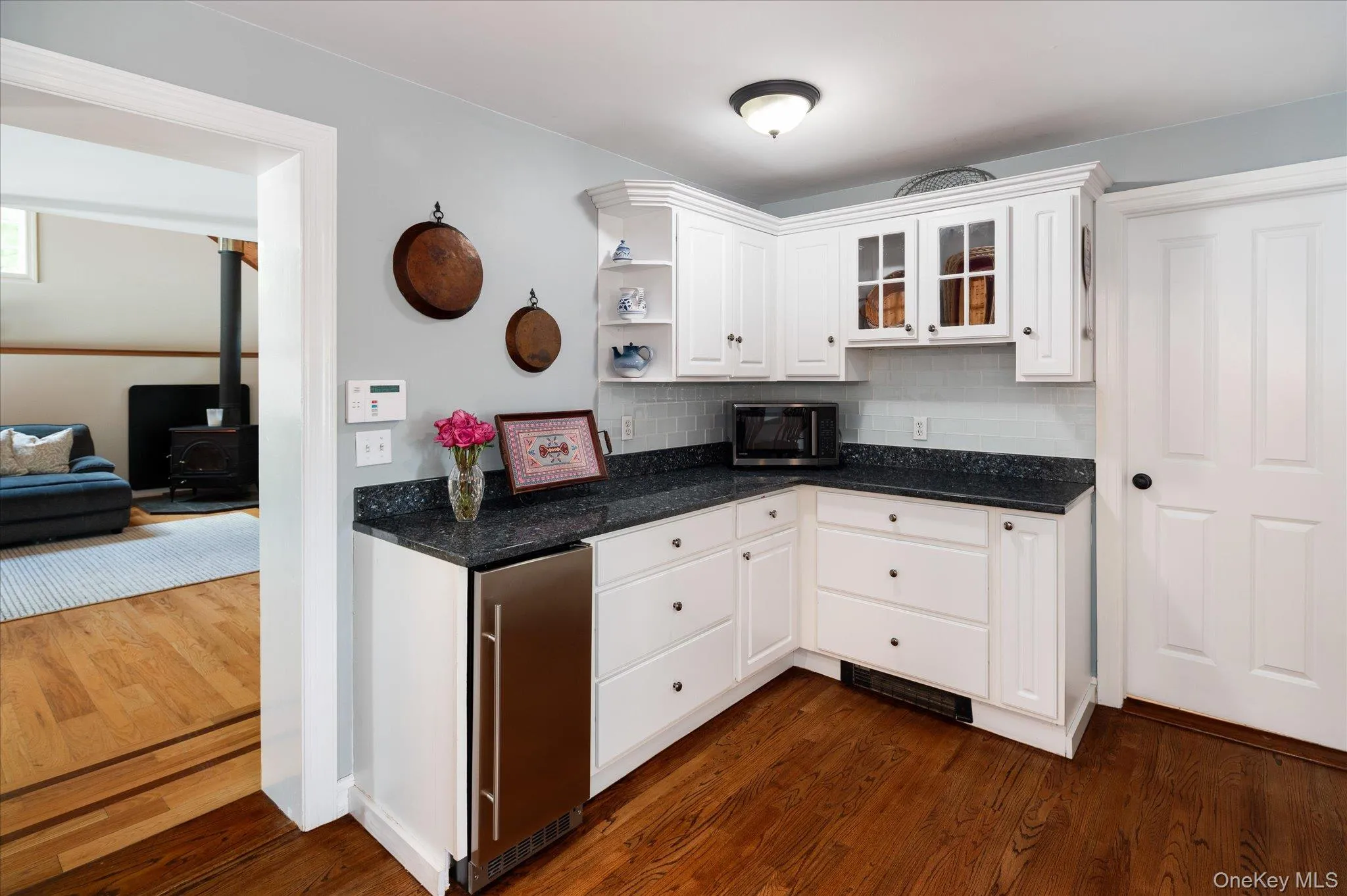Additional Kitchen Area with Icemaker Additional Kitchen Area with Icemaker