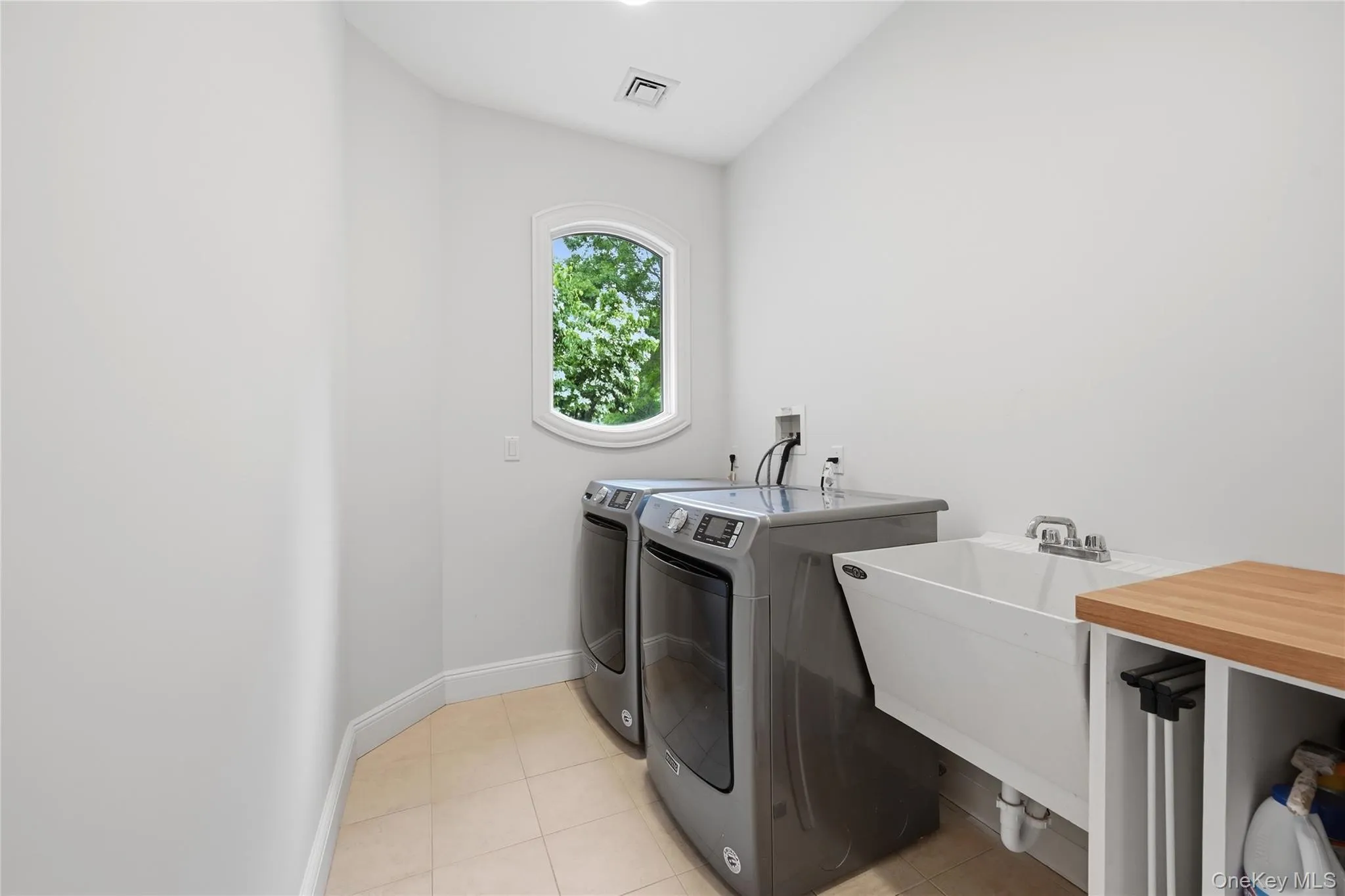 58 South Path, Riverhead, NY, 6 Bedrooms Bedrooms, 14 Rooms Rooms,5 BathroomsBathrooms,Residential,For Rent,South,0,1006261 58 South Path, Riverhead, NY, 6 Bedrooms Bedrooms, 14 Rooms Rooms,5 BathroomsBathrooms,Residential,For Rent,South,0,1006261