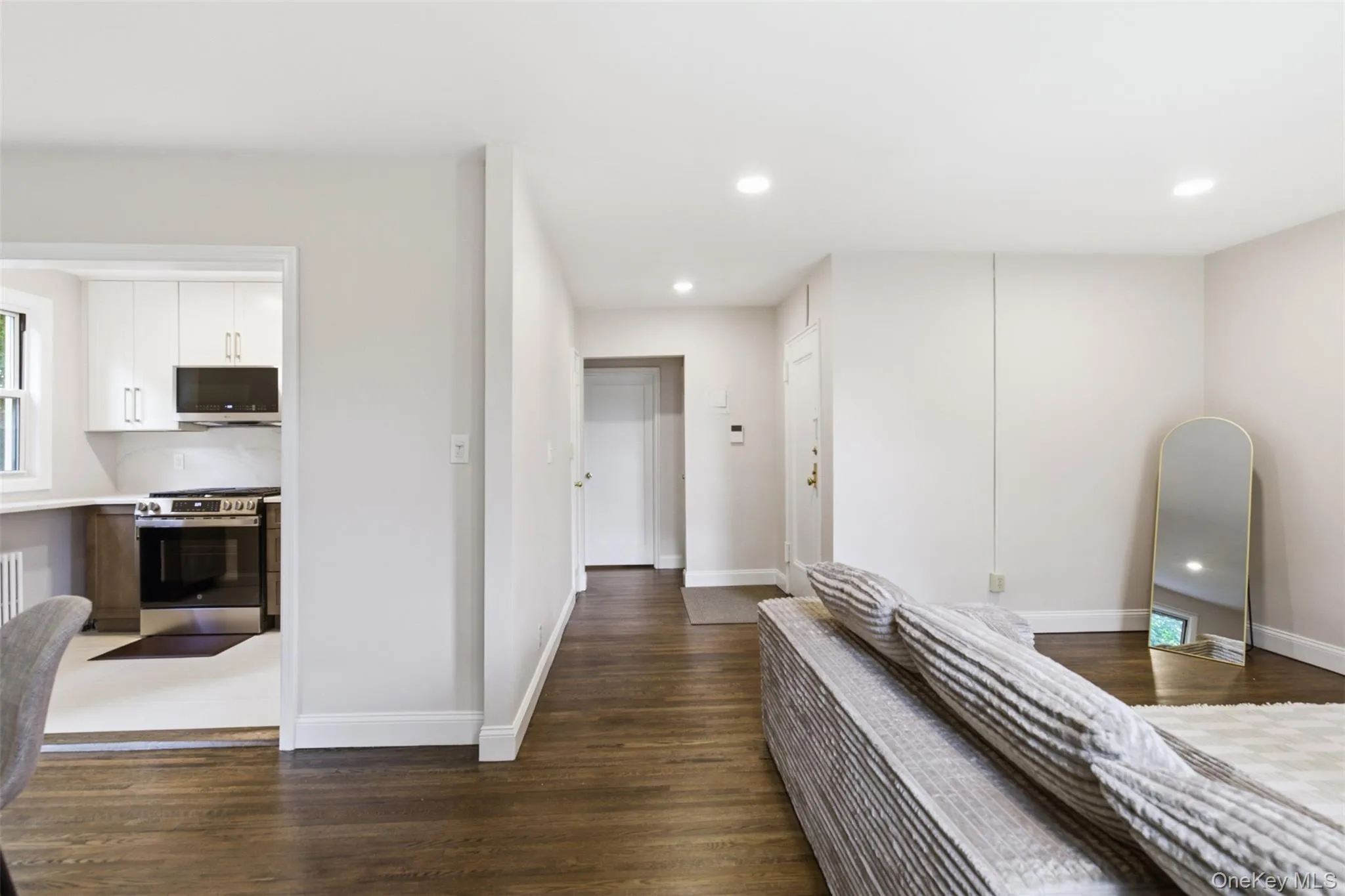 16 Edwards Street, North Hempstead, NY, 1 Bedroom Bedrooms, 4 Rooms Rooms,1 BathroomBathrooms,Residential,For Rent,Edwards,0,1006283 16 Edwards Street, North Hempstead, NY, 1 Bedroom Bedrooms, 4 Rooms Rooms,1 BathroomBathrooms,Residential,For Rent,Edwards,0,1006283