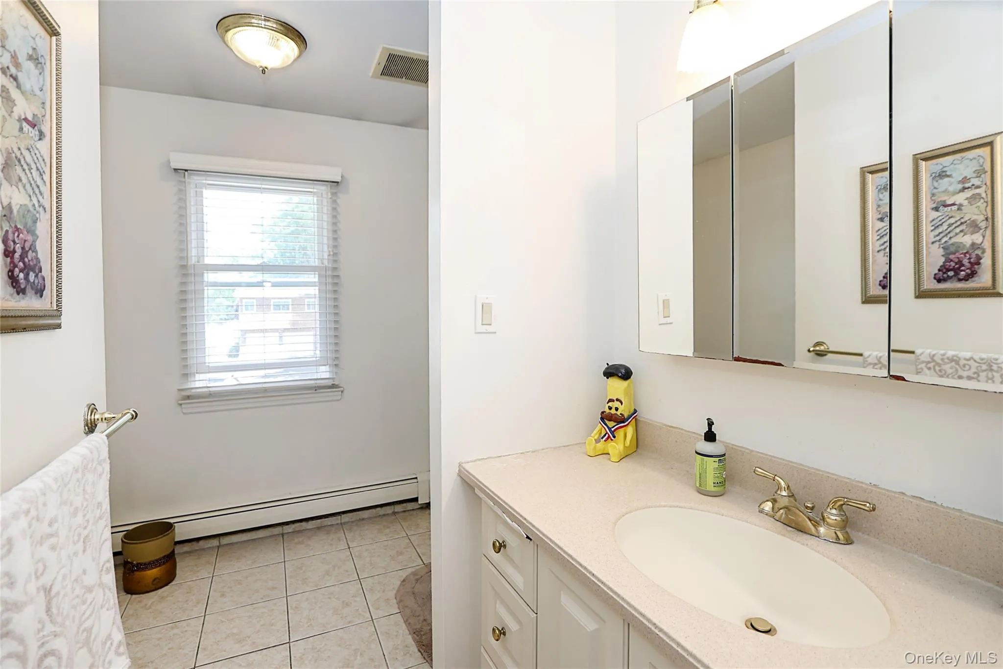 4 Quincy Lane, Smithtown, NY, 4 Bedrooms Bedrooms, 8 Rooms Rooms,2 BathroomsBathrooms,Residential,For Rent,Quincy,0,1006293 4 Quincy Lane, Smithtown, NY, 4 Bedrooms Bedrooms, 8 Rooms Rooms,2 BathroomsBathrooms,Residential,For Rent,Quincy,0,1006293