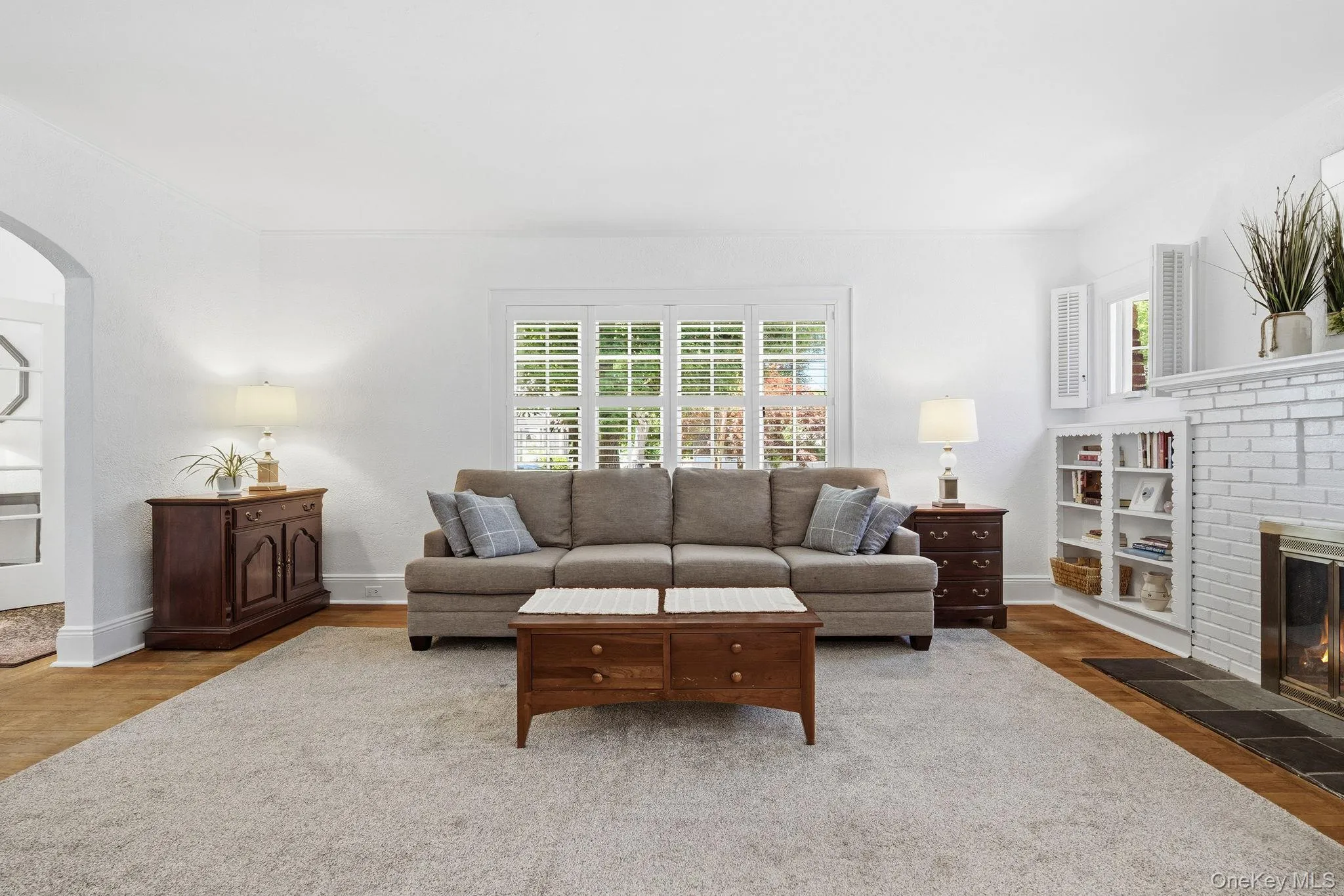 Part library, part lounge, the built-in bookcases create a stylish focal point perfect for displaying everything from classic novels to modern design pieces. Part library, part lounge, the built-in bookcases create a stylish focal point perfect for displaying everything from classic novels to modern design pieces.