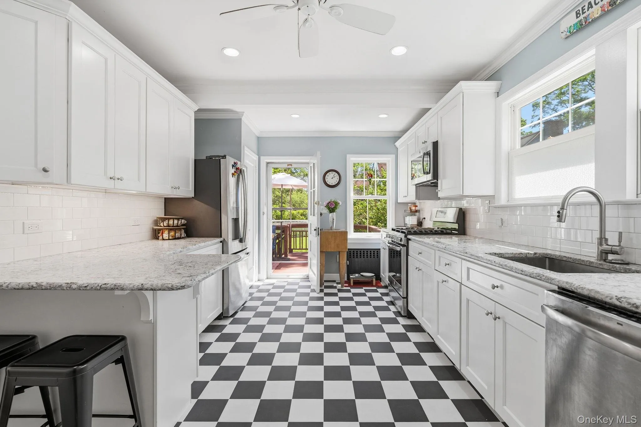A versatile peninsula creates the perfect gathering spot for casual dining, conversation, and everyday living. A versatile peninsula creates the perfect gathering spot for casual dining, conversation, and everyday living.