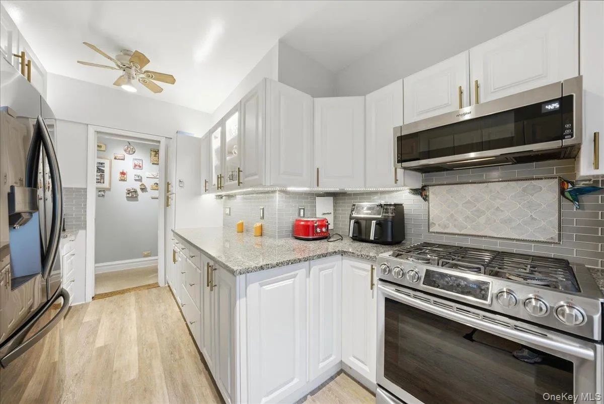 1468 Midland Avenue, Yonkers, NY, 2 Bedrooms Bedrooms, 5 Rooms Rooms,2 BathroomsBathrooms,Residential,For Rent,Midland,0,1006352 1468 Midland Avenue, Yonkers, NY, 2 Bedrooms Bedrooms, 5 Rooms Rooms,2 BathroomsBathrooms,Residential,For Rent,Midland,0,1006352