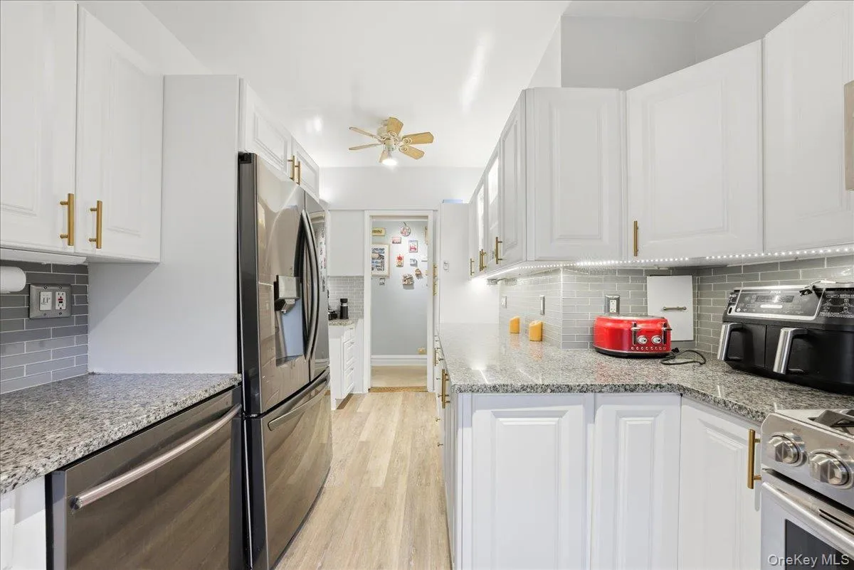 1468 Midland Avenue, Yonkers, NY, 2 Bedrooms Bedrooms, 5 Rooms Rooms,2 BathroomsBathrooms,Residential,For Rent,Midland,0,1006352 1468 Midland Avenue, Yonkers, NY, 2 Bedrooms Bedrooms, 5 Rooms Rooms,2 BathroomsBathrooms,Residential,For Rent,Midland,0,1006352