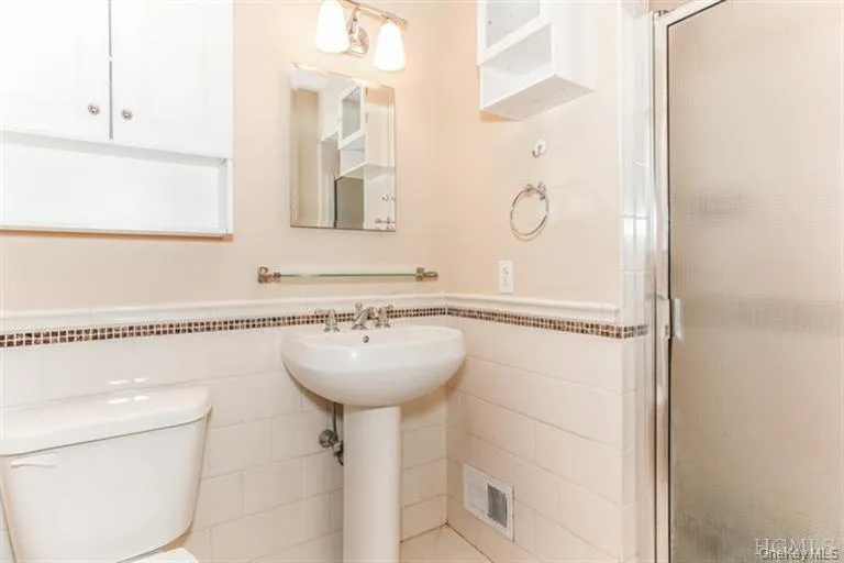 Ensuite bath with shower Ensuite bath with shower