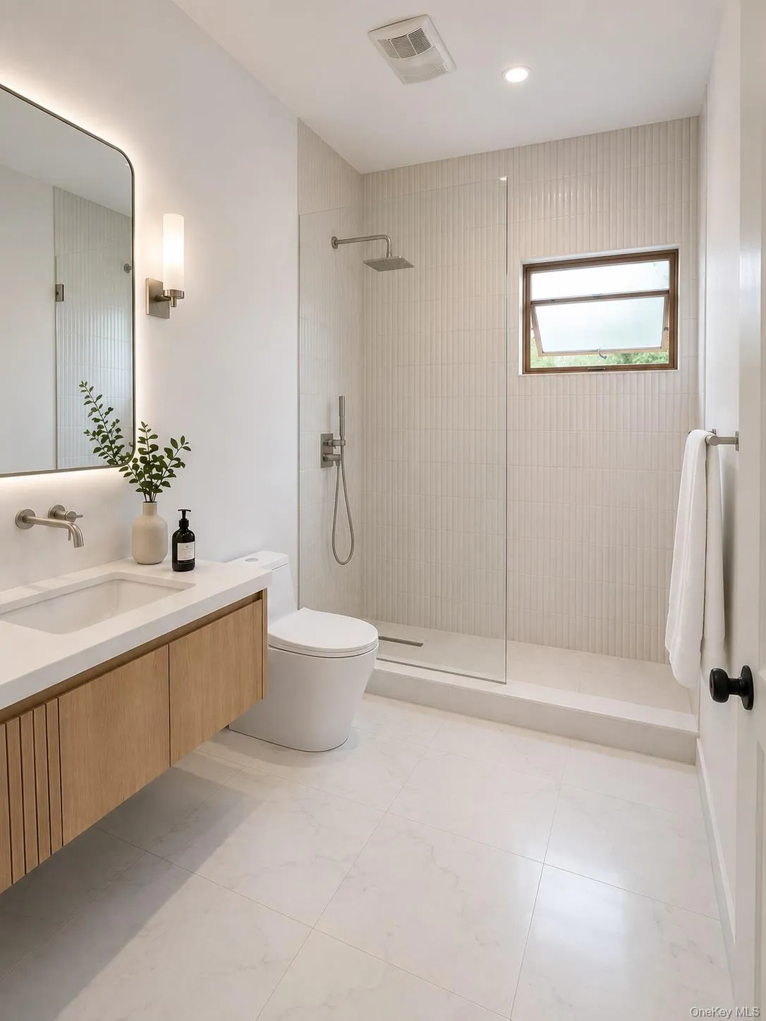 Second room En-suite bathroom. Second room En-suite bathroom.