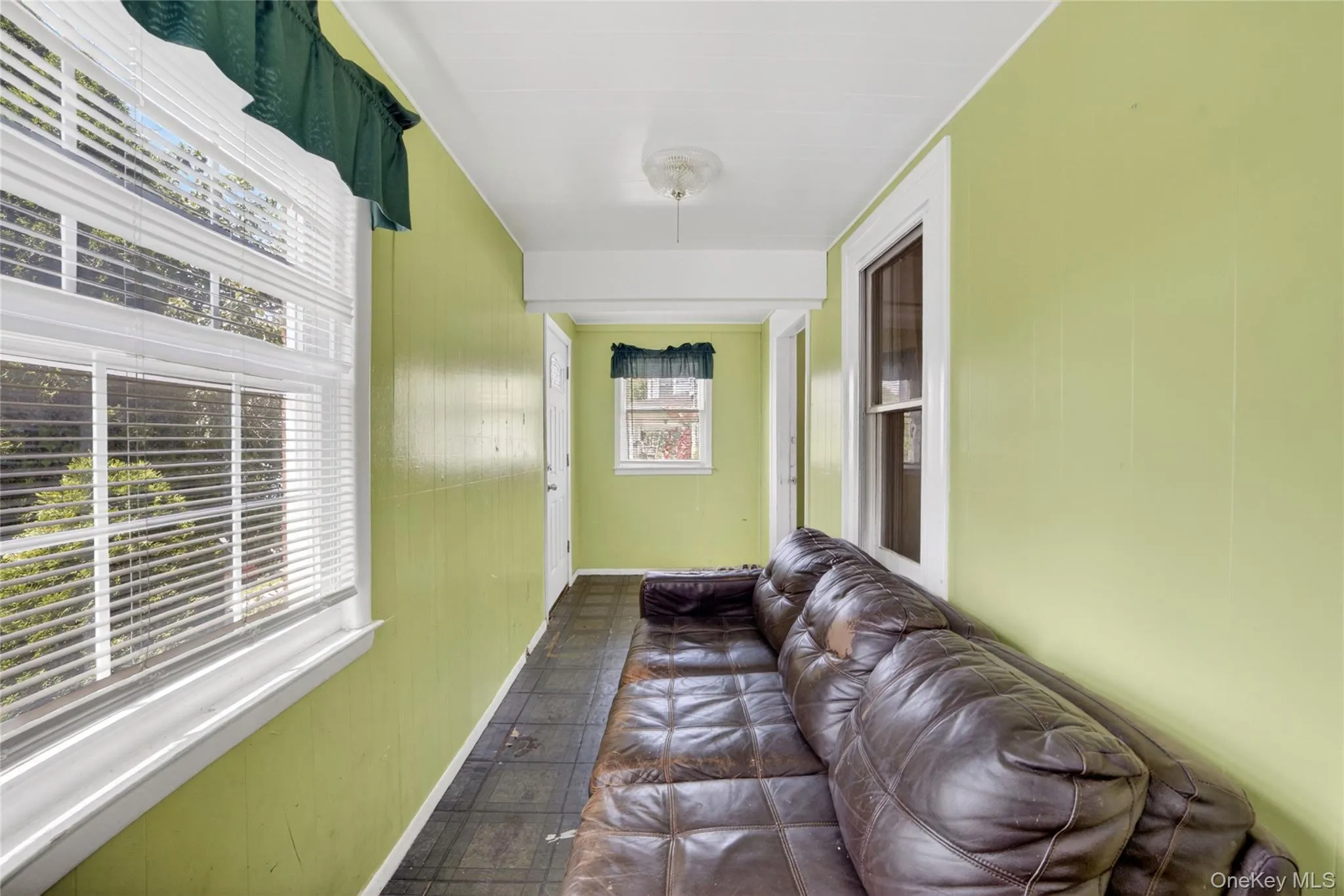 Can also serve as extra living space Can also serve as extra living space
