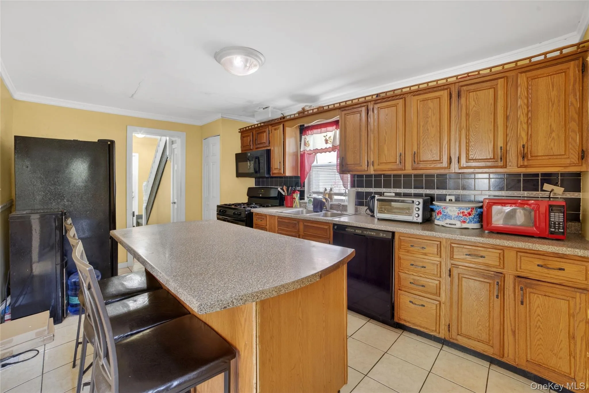 Eat in Kitchen, needs some costmetic work Eat in Kitchen, needs some costmetic work
