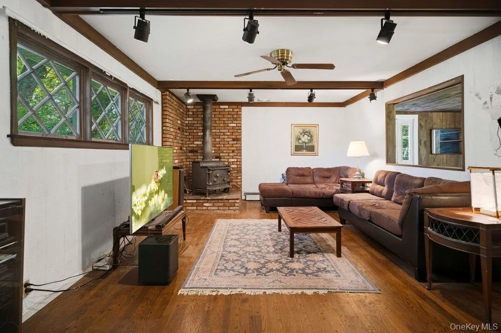 45 Lone Oak Path, Smithtown, NY, 3 Bedrooms Bedrooms, 7 Rooms Rooms,1 BathroomBathrooms,Residential,For Rent,Lone Oak,0,1006392 45 Lone Oak Path, Smithtown, NY, 3 Bedrooms Bedrooms, 7 Rooms Rooms,1 BathroomBathrooms,Residential,For Rent,Lone Oak,0,1006392