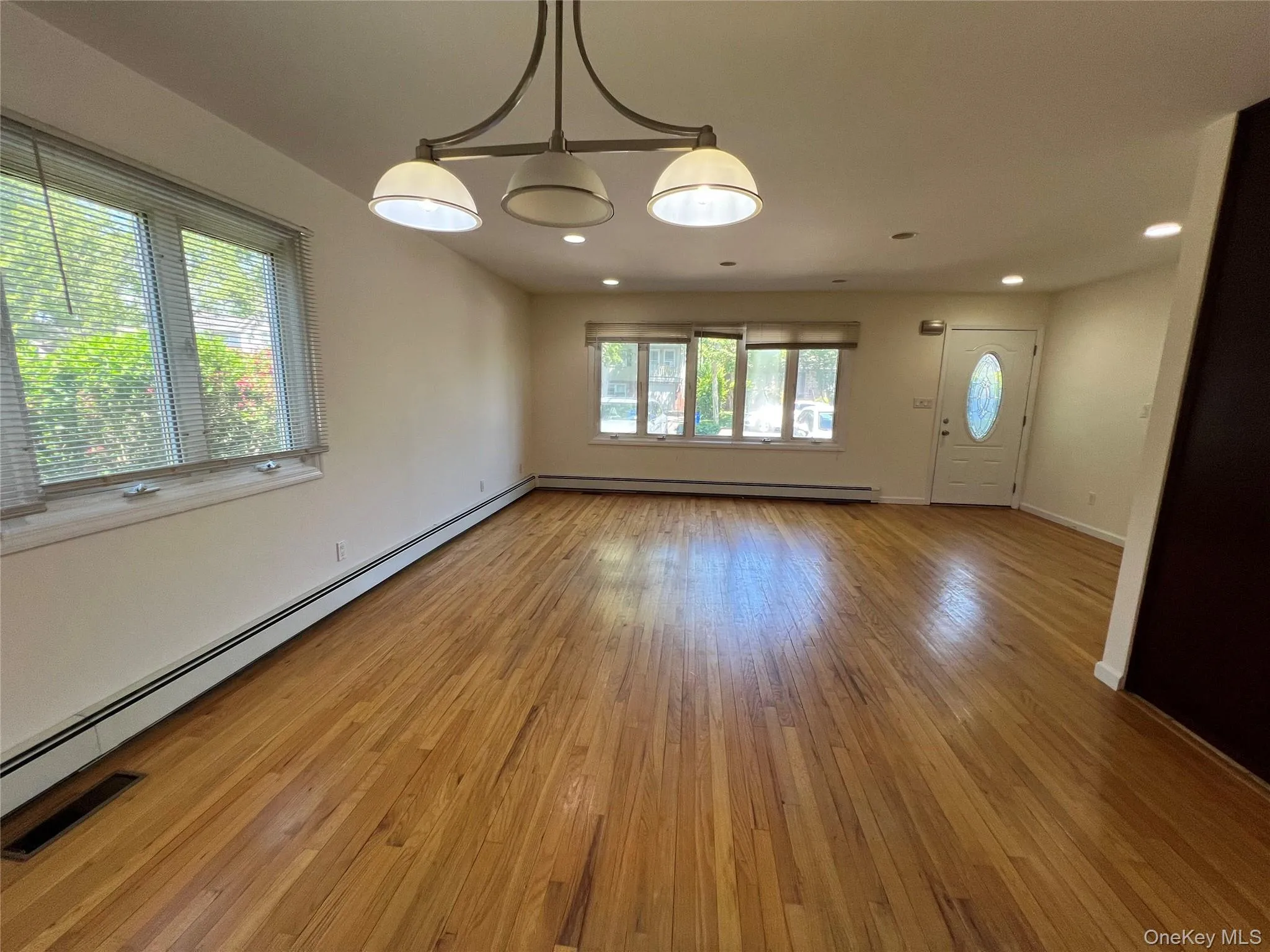 Spacious LIving and dining room Spacious LIving and dining room