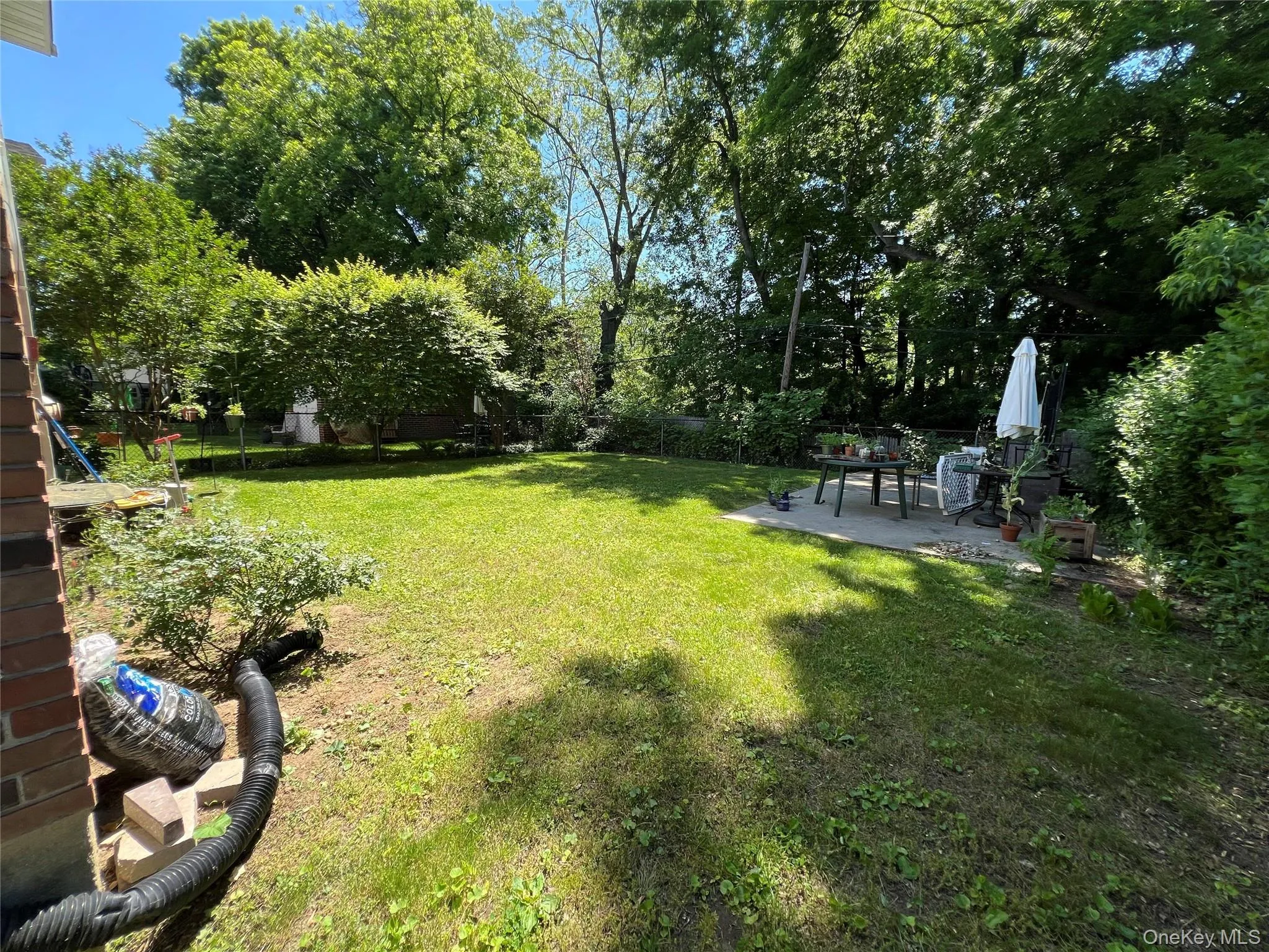 Use of the right side of the yard Use of the right side of the yard