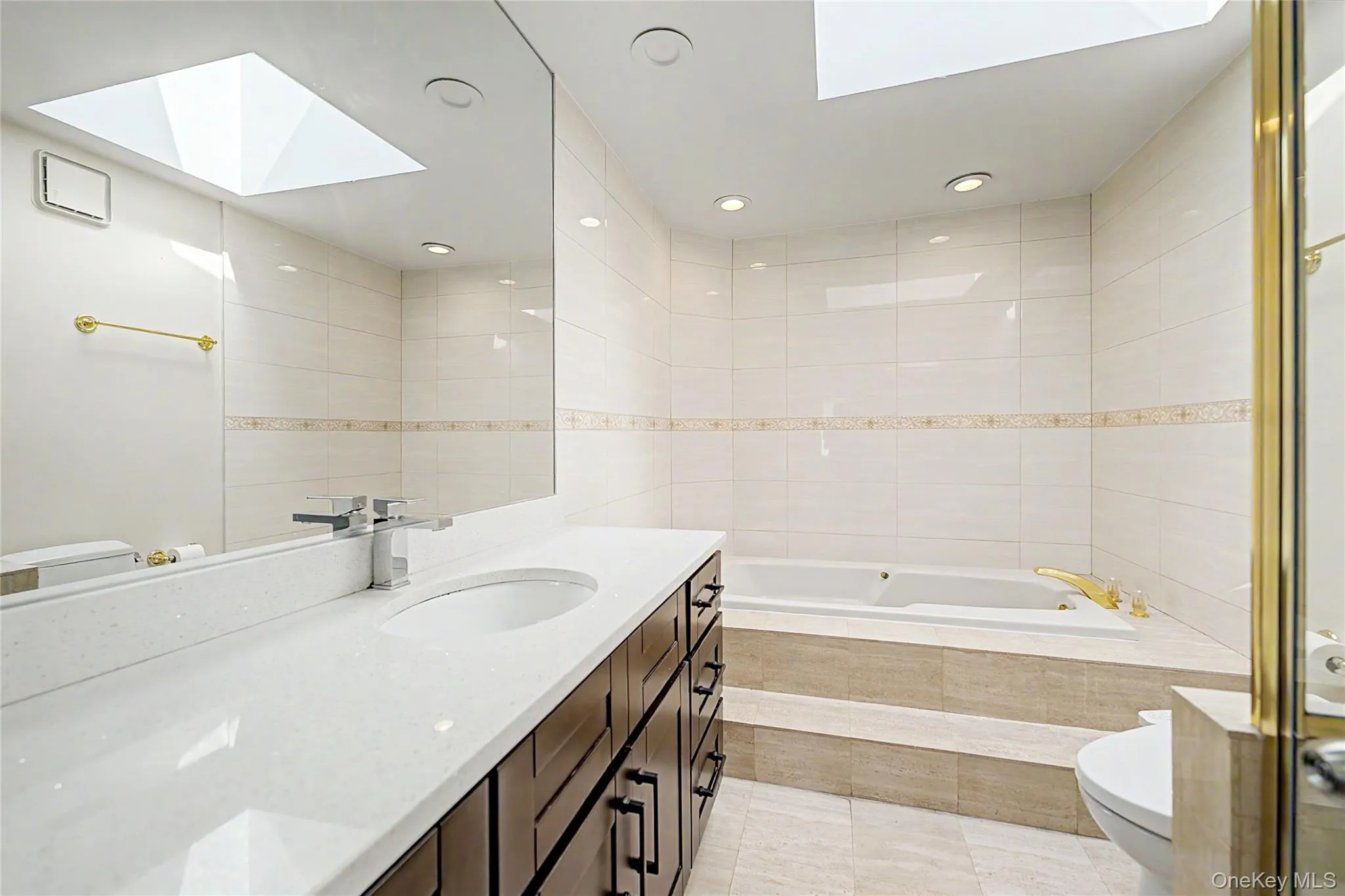 12027 Riviera Court, New York, NY, 3 Bedrooms Bedrooms, 5 Rooms Rooms,2 BathroomsBathrooms,Residential,For Rent,Riviera,0,1006403 12027 Riviera Court, New York, NY, 3 Bedrooms Bedrooms, 5 Rooms Rooms,2 BathroomsBathrooms,Residential,For Rent,Riviera,0,1006403