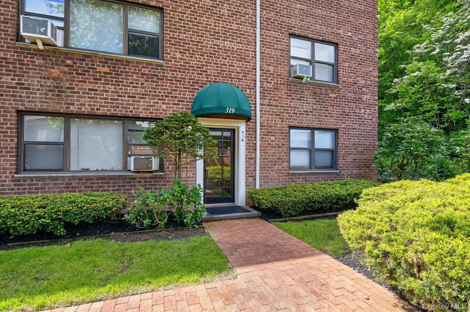 319 Main Street, North Hempstead, NY, 2 Rooms Rooms,1 BathroomBathrooms,Residential Lease,For Rent,Main,0,1006414 319 Main Street, North Hempstead, NY, 2 Rooms Rooms,1 BathroomBathrooms,Residential Lease,For Rent,Main,0,1006414