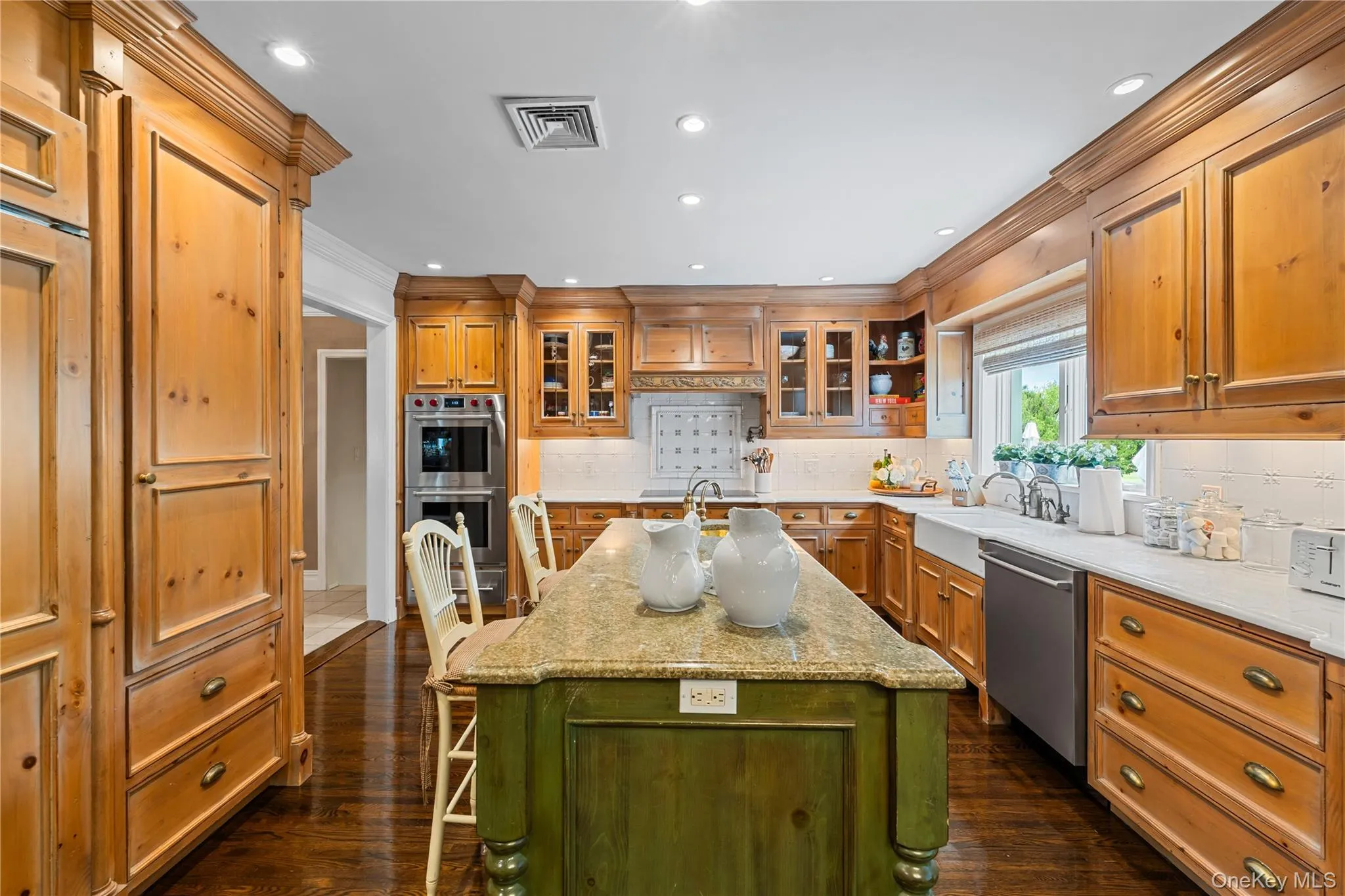 EAT IN KITCHEN WITH CUSTOM WOOD CABINETS/NEW APPLIANCES EAT IN KITCHEN WITH CUSTOM WOOD CABINETS/NEW APPLIANCES