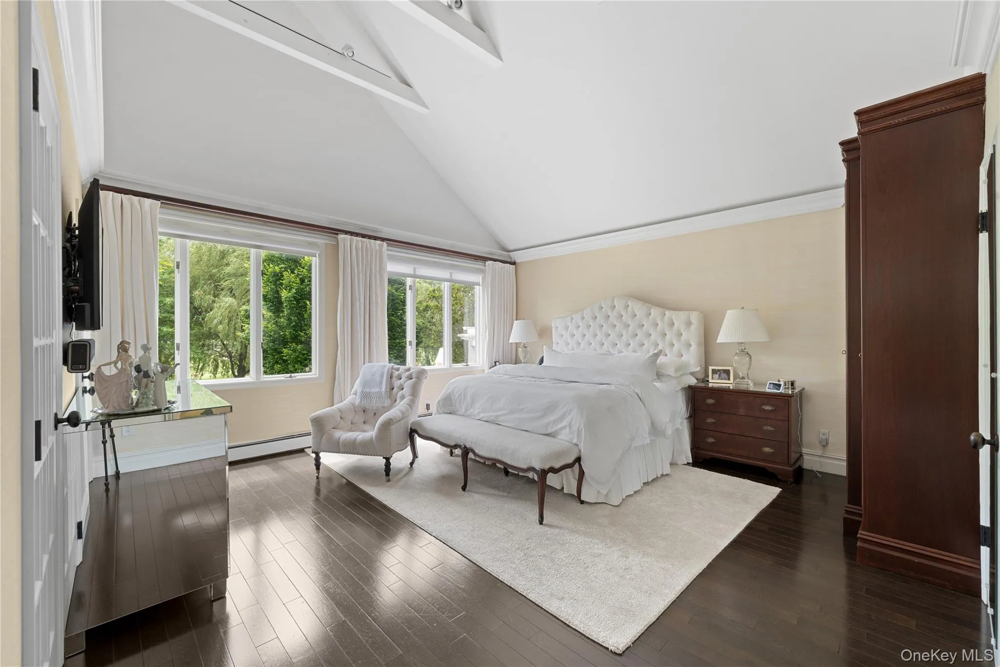PRIMARY SUITE WITH VAULTED CEILINGS PRIMARY SUITE WITH VAULTED CEILINGS