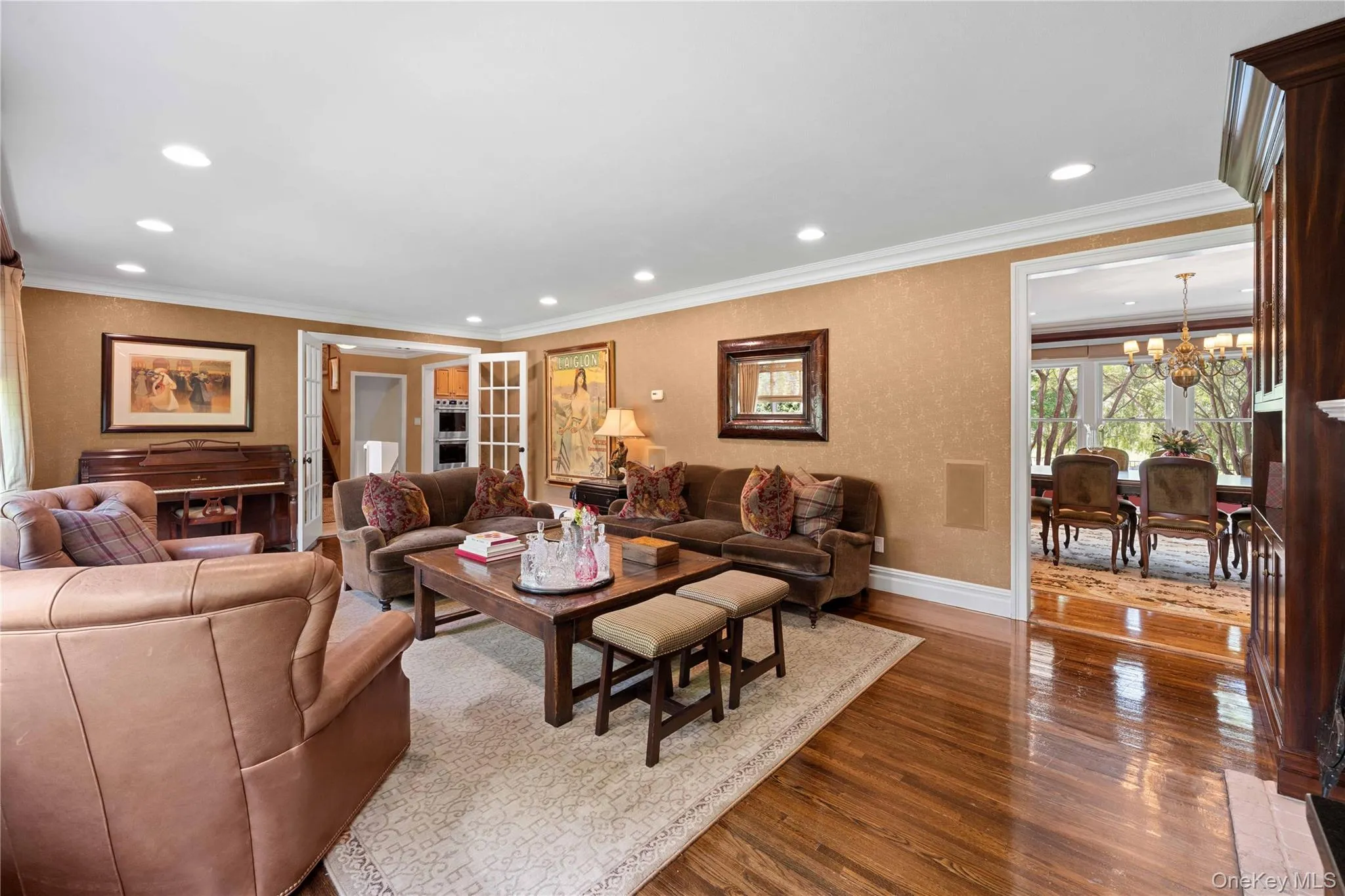 FORMAL LIVING ROOM FORMAL LIVING ROOM