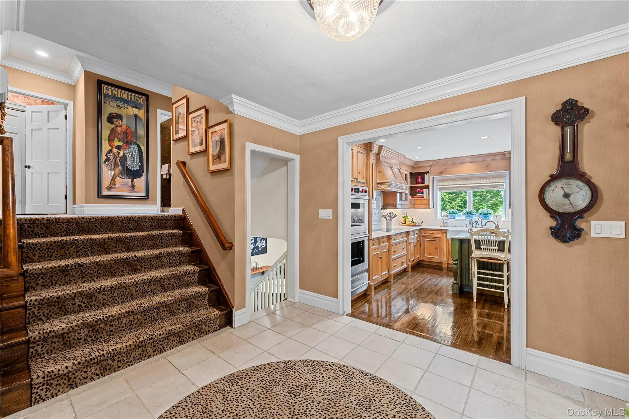 OPEN STAIRCASE TO UPSTAIRS LEVEL OPEN STAIRCASE TO UPSTAIRS LEVEL