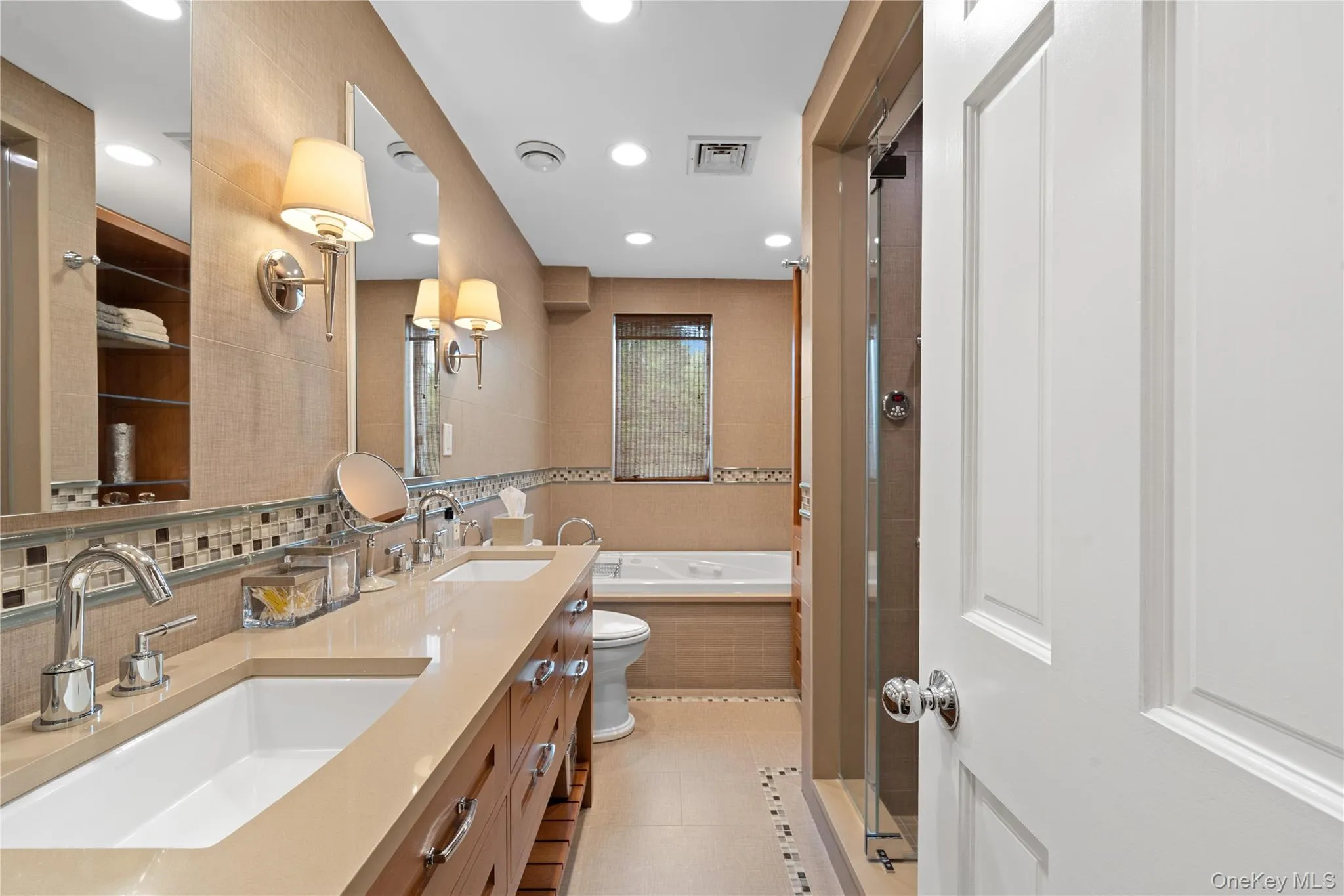 FULL BATHROOM WITH JACUZZI TUB/SHOWER/2 SINKS FULL BATHROOM WITH JACUZZI TUB/SHOWER/2 SINKS