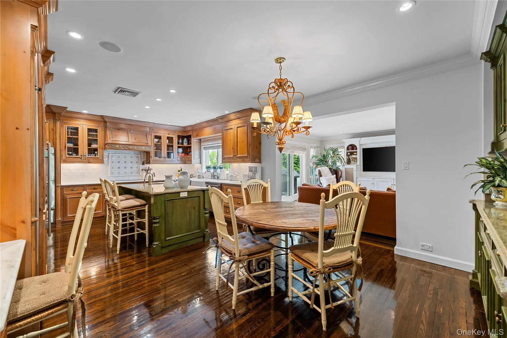 DINING AREA IN KITCHEN WITH CUSTOM BUILT INS DINING AREA IN KITCHEN WITH CUSTOM BUILT INS