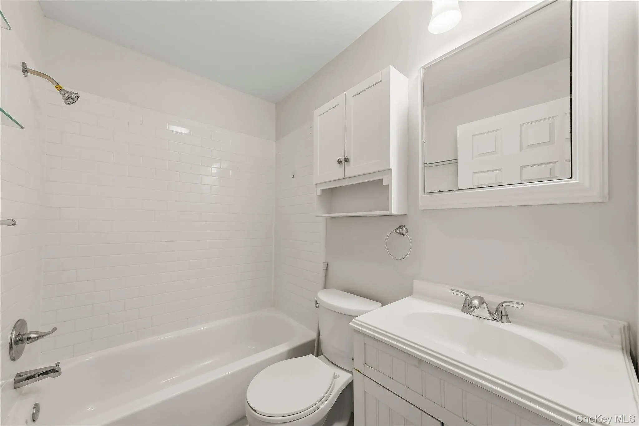 Full bathroom located on the 2nd floor. Full bathroom located on the 2nd floor.