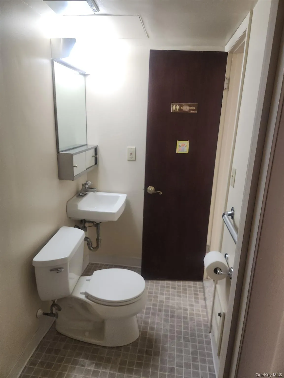 Main Bathroom Angle 2 (has 2 Doors) Main Bathroom Angle 2 (has 2 Doors)
