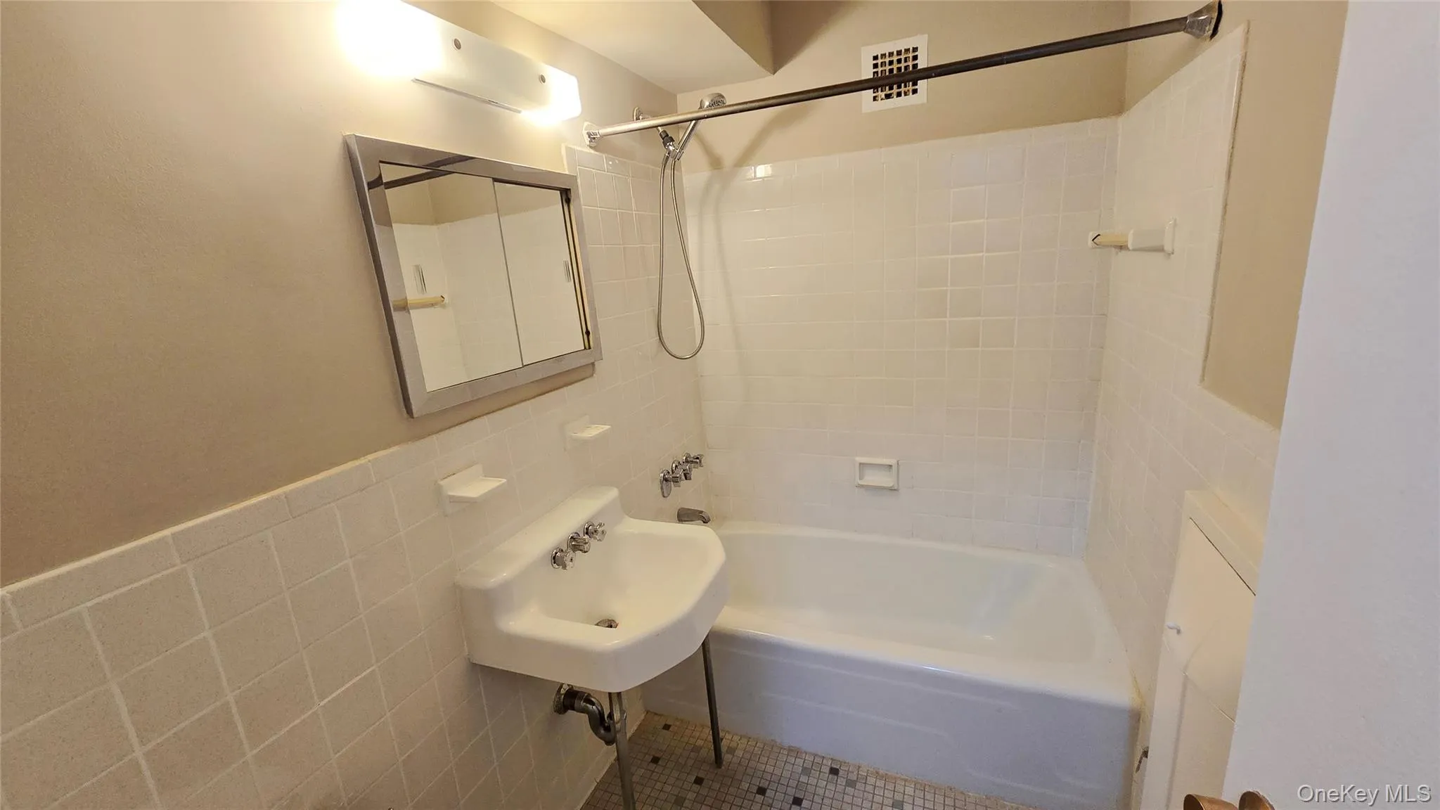 8900 170 Street, New York, NY, 2 Rooms Rooms,1 BathroomBathrooms,Residential,For Rent,170,0,1006462 8900 170 Street, New York, NY, 2 Rooms Rooms,1 BathroomBathrooms,Residential,For Rent,170,0,1006462