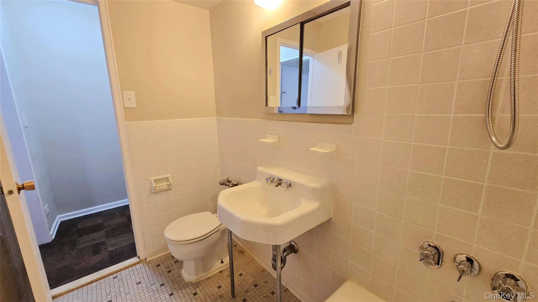 8900 170 Street, New York, NY, 2 Rooms Rooms,1 BathroomBathrooms,Residential,For Rent,170,0,1006462 8900 170 Street, New York, NY, 2 Rooms Rooms,1 BathroomBathrooms,Residential,For Rent,170,0,1006462