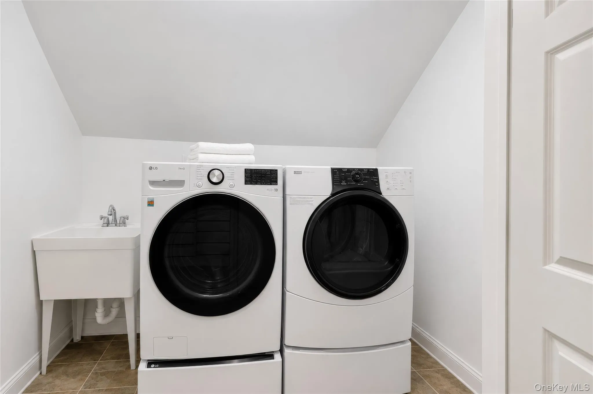 4 Griffen Drive, Mamaroneck, NY, 5 Bedrooms Bedrooms, 11 Rooms Rooms,4 BathroomsBathrooms,Residential,For Rent,Griffen,0,1006497 4 Griffen Drive, Mamaroneck, NY, 5 Bedrooms Bedrooms, 11 Rooms Rooms,4 BathroomsBathrooms,Residential,For Rent,Griffen,0,1006497