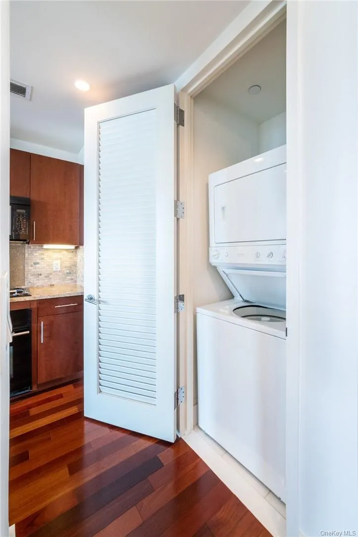 Washer/dryer in unit Washer/dryer in unit