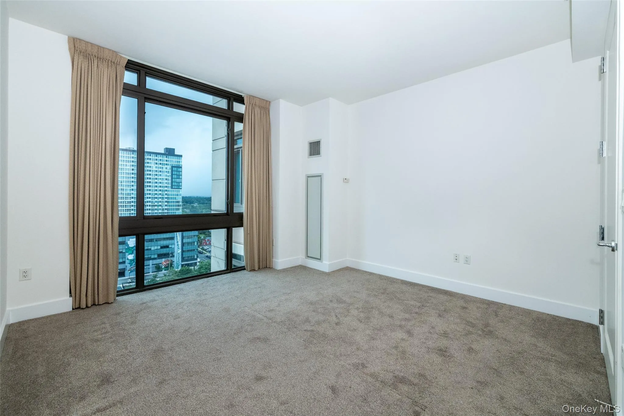 With floor to ceiling windows With floor to ceiling windows