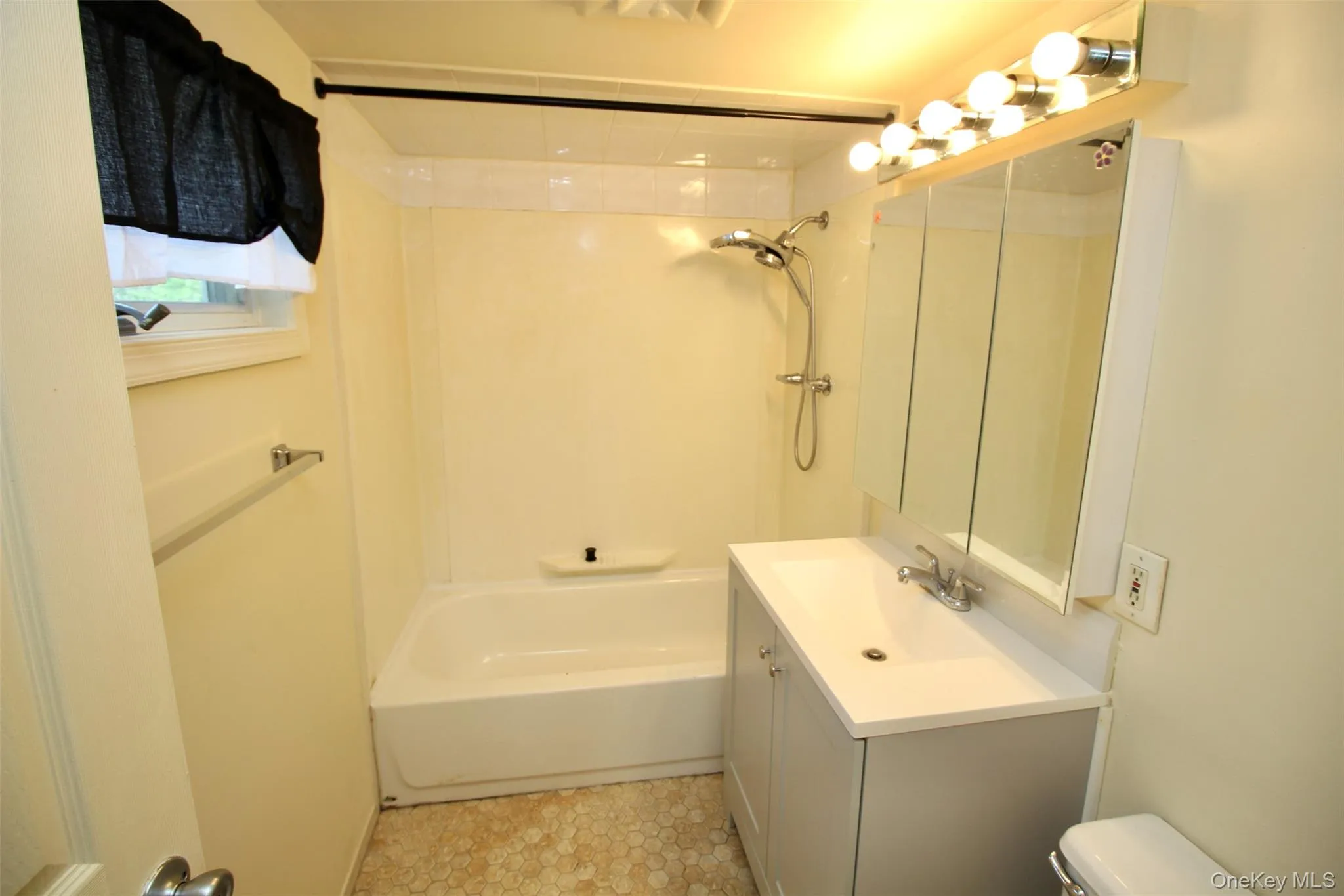 160 Orange Turnpike, Ramapo, NY, 2 Bedrooms Bedrooms, 4 Rooms Rooms,1 BathroomBathrooms,Residential Lease,For Rent,Orange,0,1006533 160 Orange Turnpike, Ramapo, NY, 2 Bedrooms Bedrooms, 4 Rooms Rooms,1 BathroomBathrooms,Residential Lease,For Rent,Orange,0,1006533