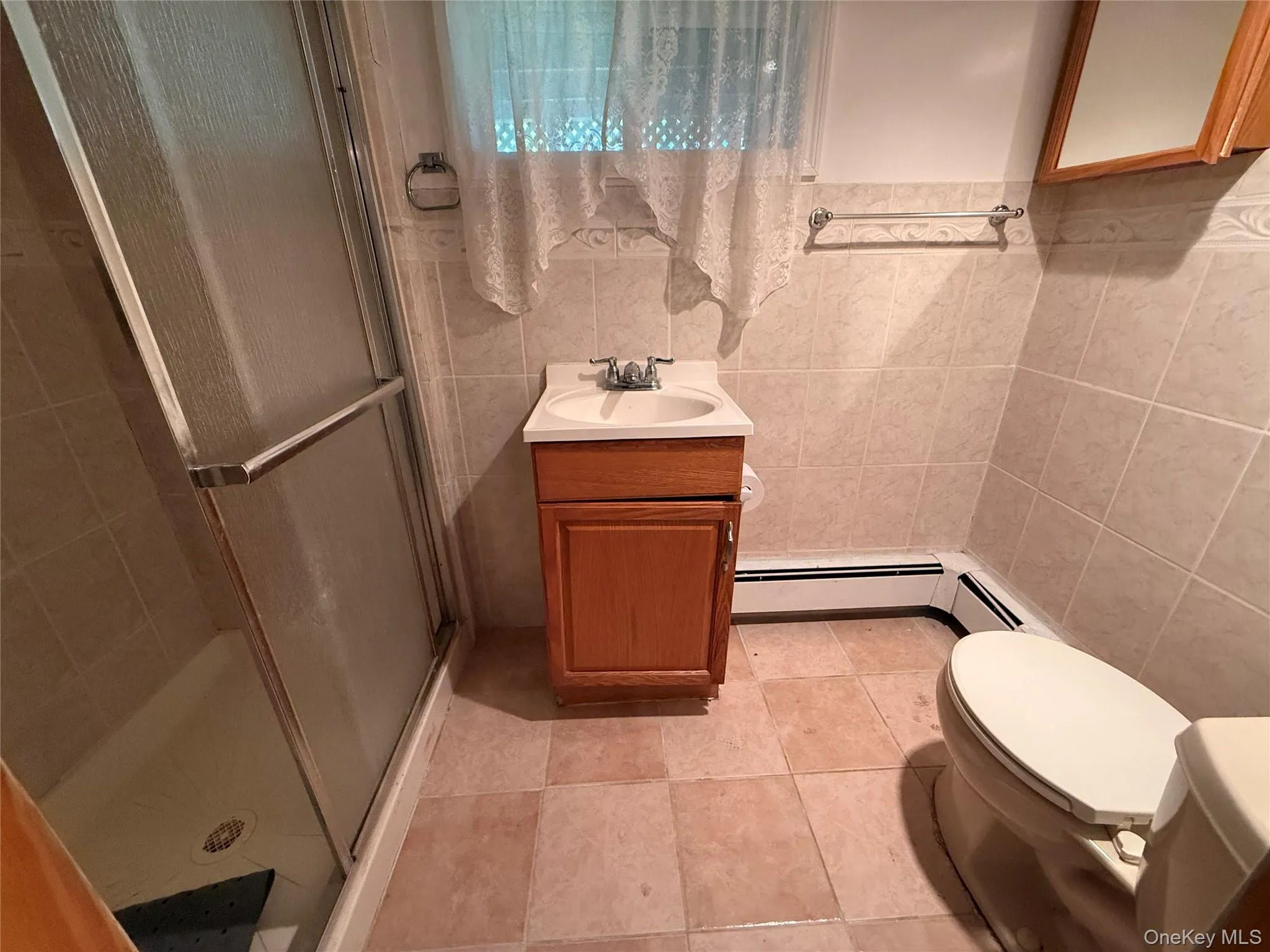 Full bathroom with functional layout and natural lighting. Full bathroom with functional layout and natural lighting.