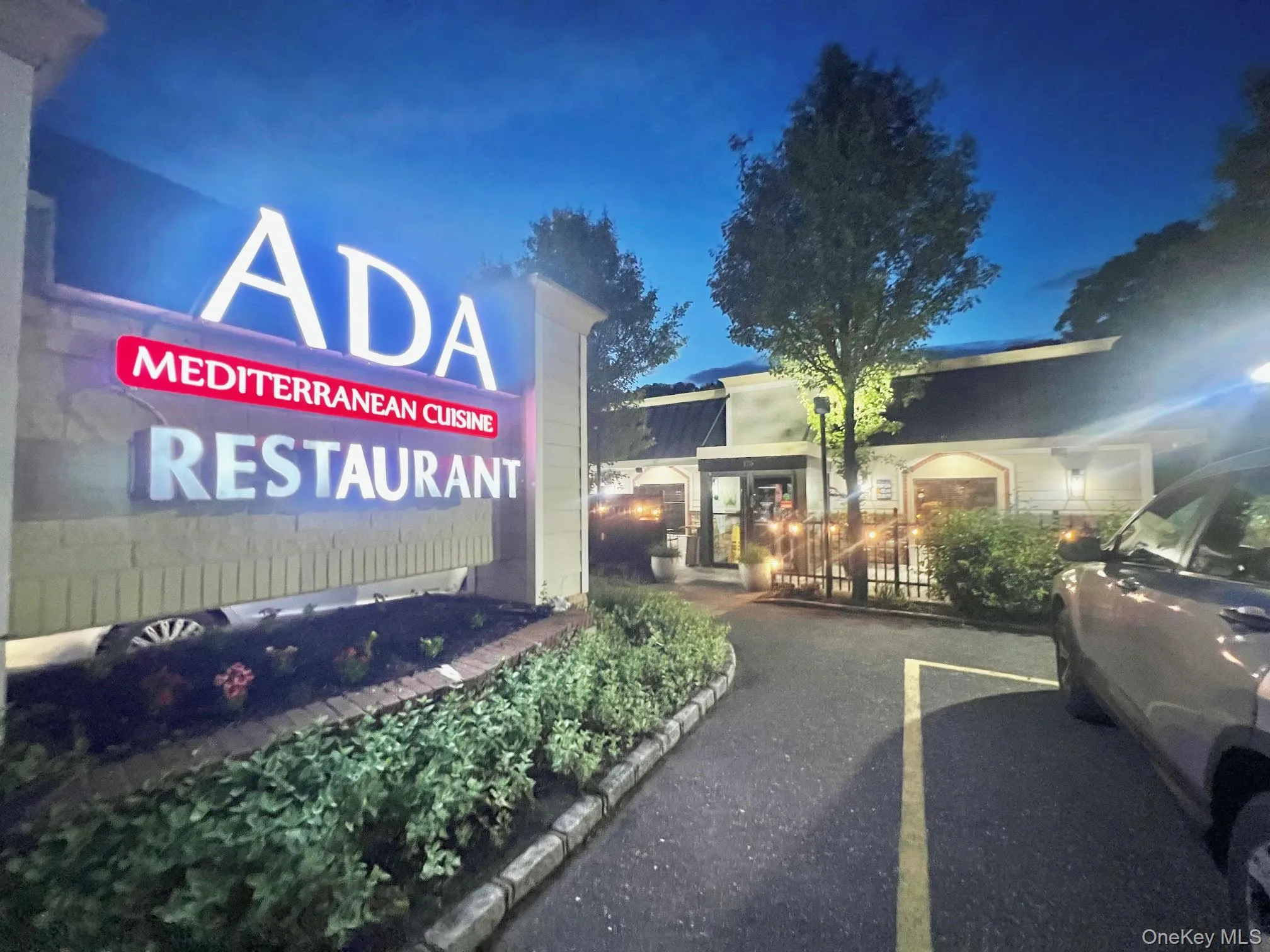 M any Local Restaurants and Nightlife M any Local Restaurants and Nightlife