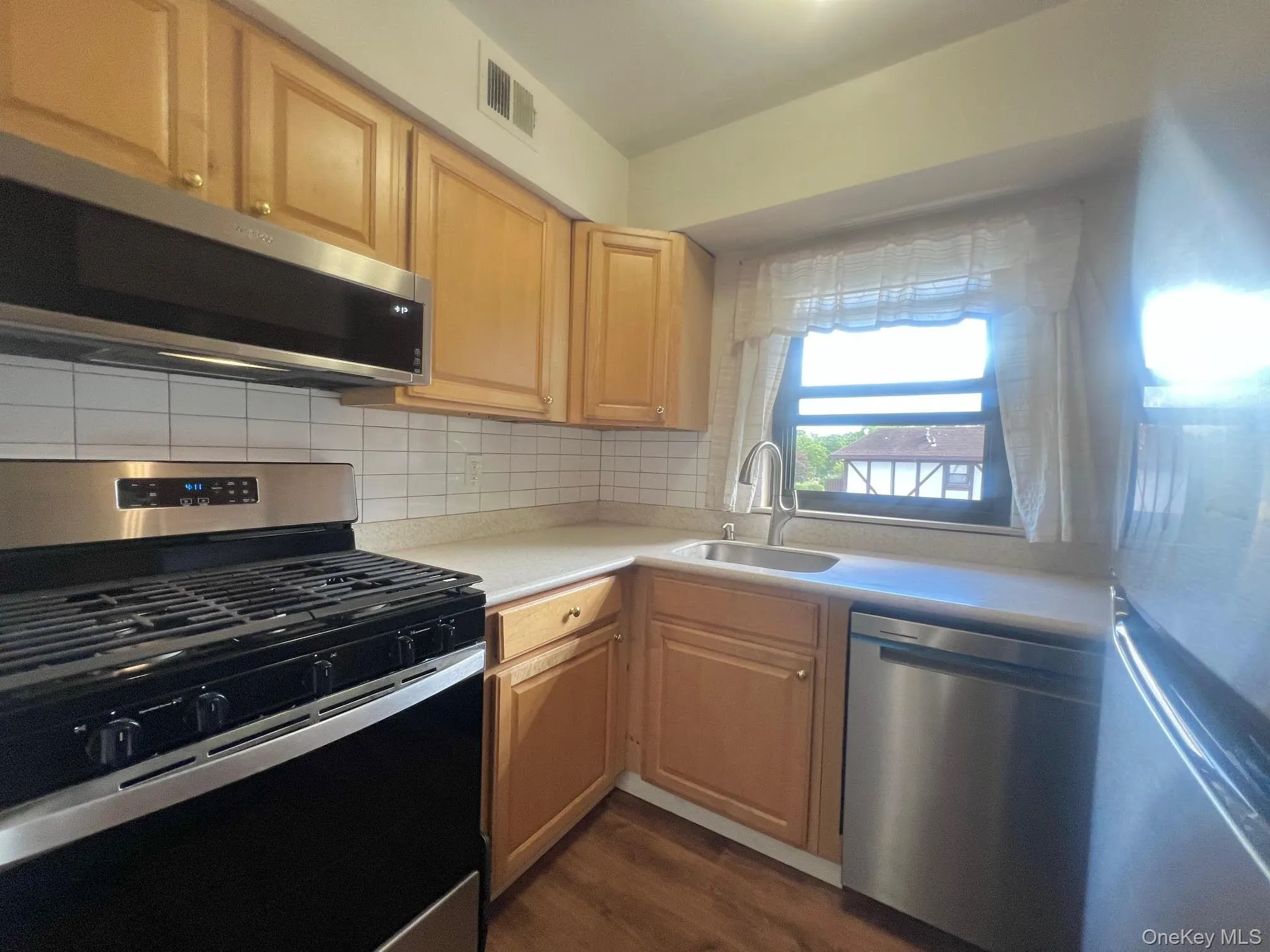 New Stainless Steel Whirlpool/Frigidaire Appliances, 5-Burner Gas Cooking! New Stainless Steel Whirlpool/Frigidaire Appliances, 5-Burner Gas Cooking!