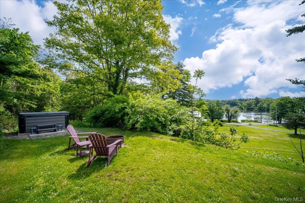 Relax and look at Twin Island Lake Relax and look at Twin Island Lake