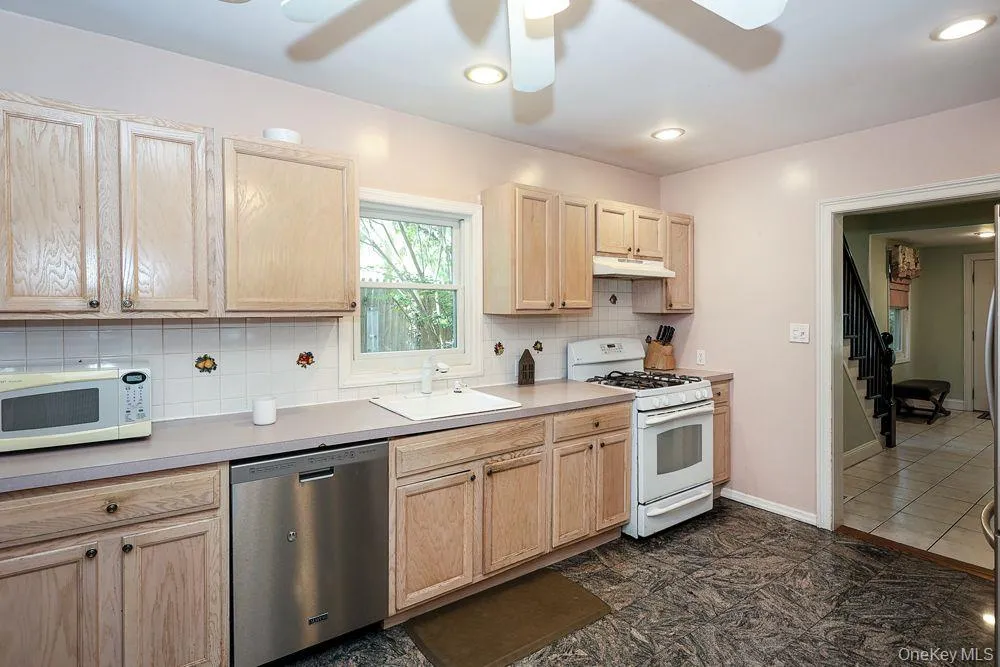 81 Summers Street, Oyster Bay, NY, 3 Bedrooms Bedrooms, 7 Rooms Rooms,2 BathroomsBathrooms,Residential,For Rent,Summers,0,1006593 81 Summers Street, Oyster Bay, NY, 3 Bedrooms Bedrooms, 7 Rooms Rooms,2 BathroomsBathrooms,Residential,For Rent,Summers,0,1006593