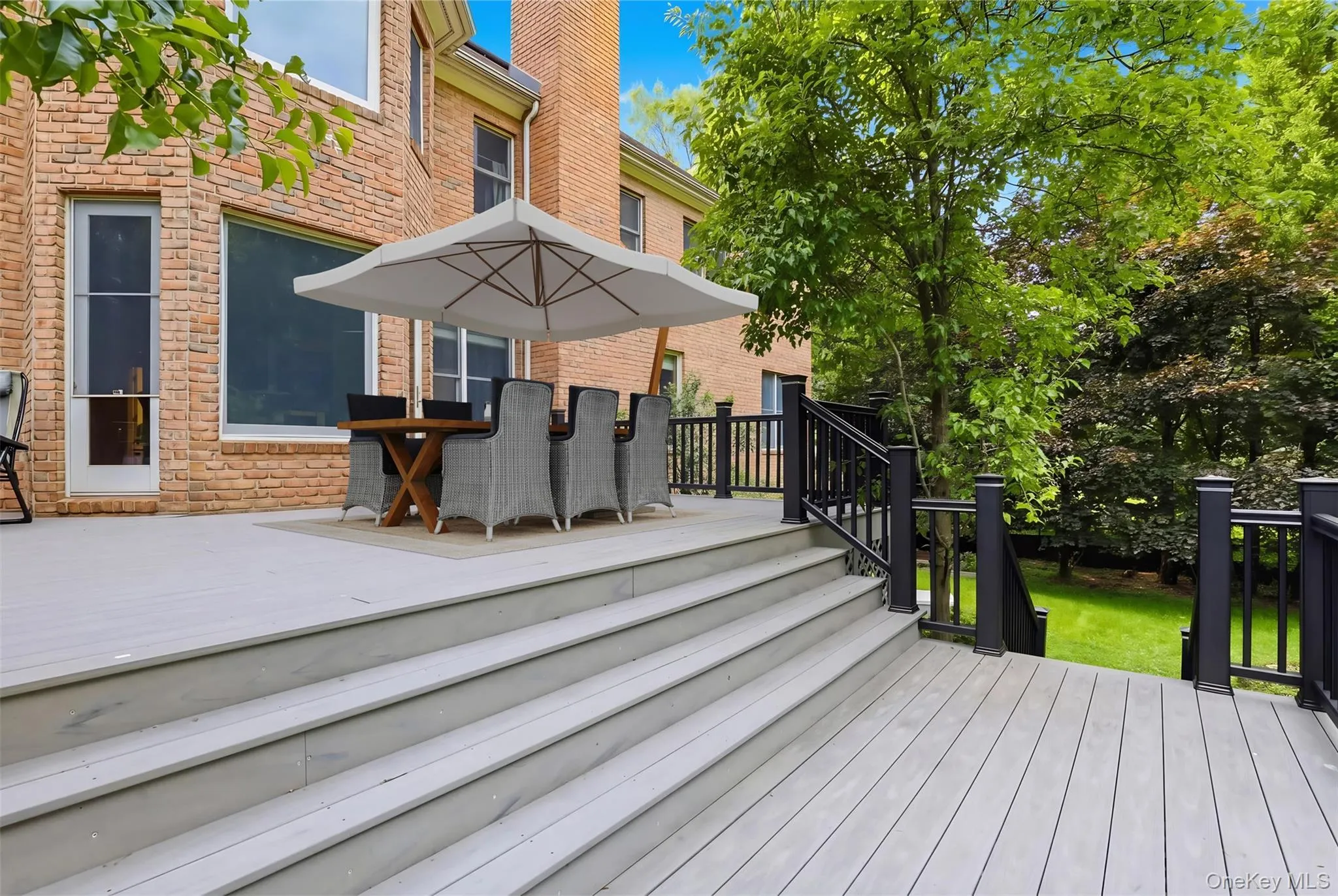 Deck—virtually staged Deck—virtually staged