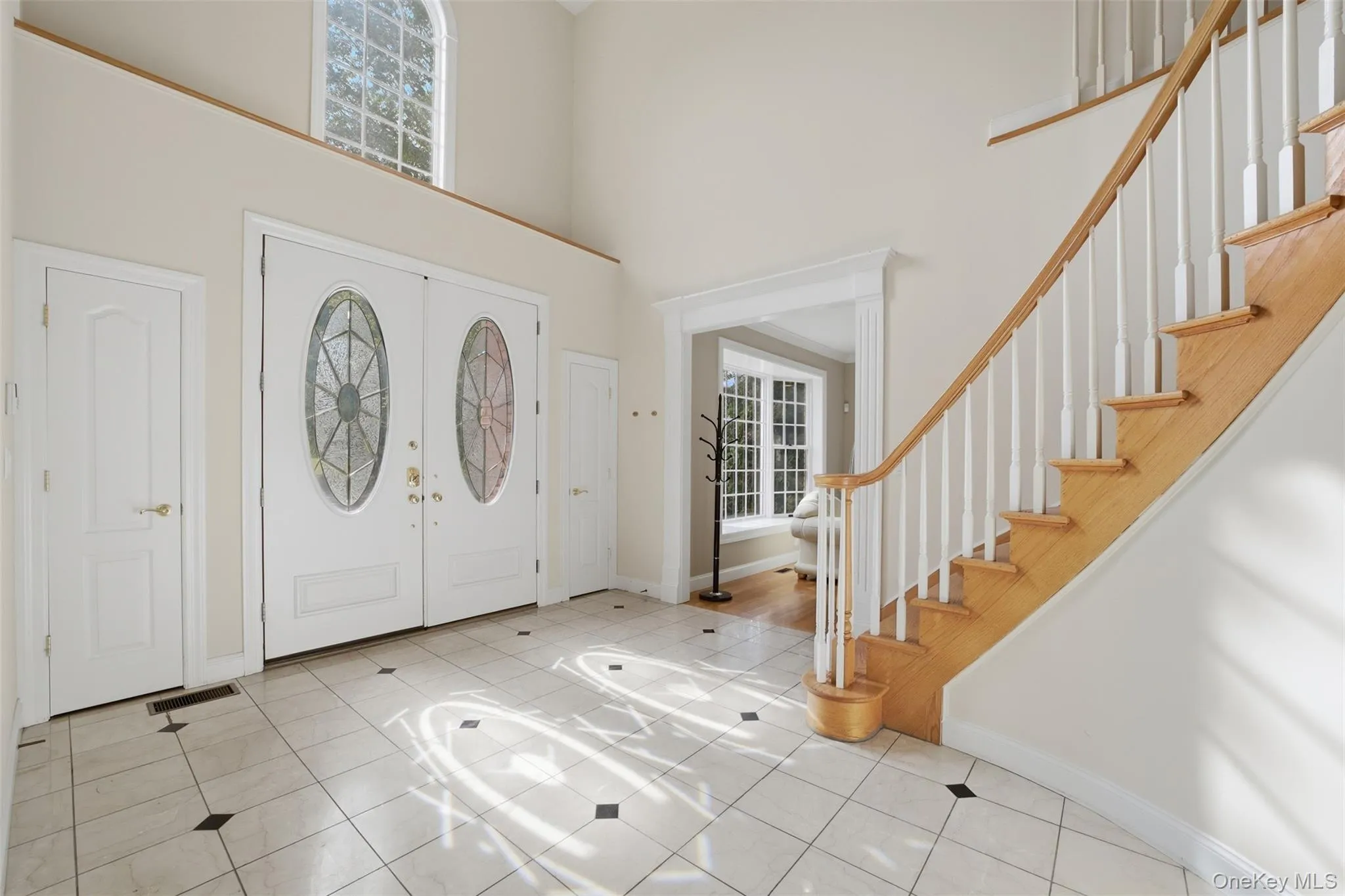 Double-height ceiling entrance Double-height ceiling entrance