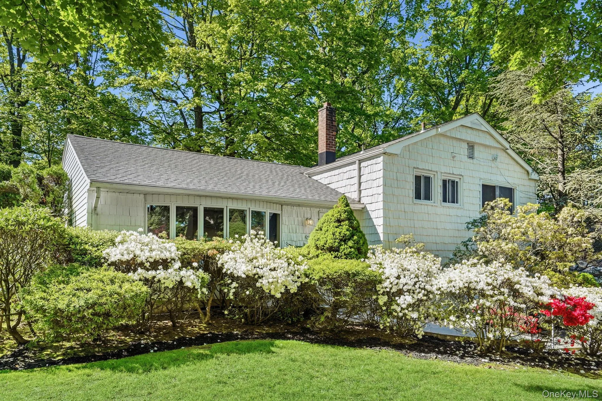 Set in a lovely, quiet neighborhood within 2-min walking distance to Ardsley High School. Set in a lovely, quiet neighborhood within 2-min walking distance to Ardsley High School.