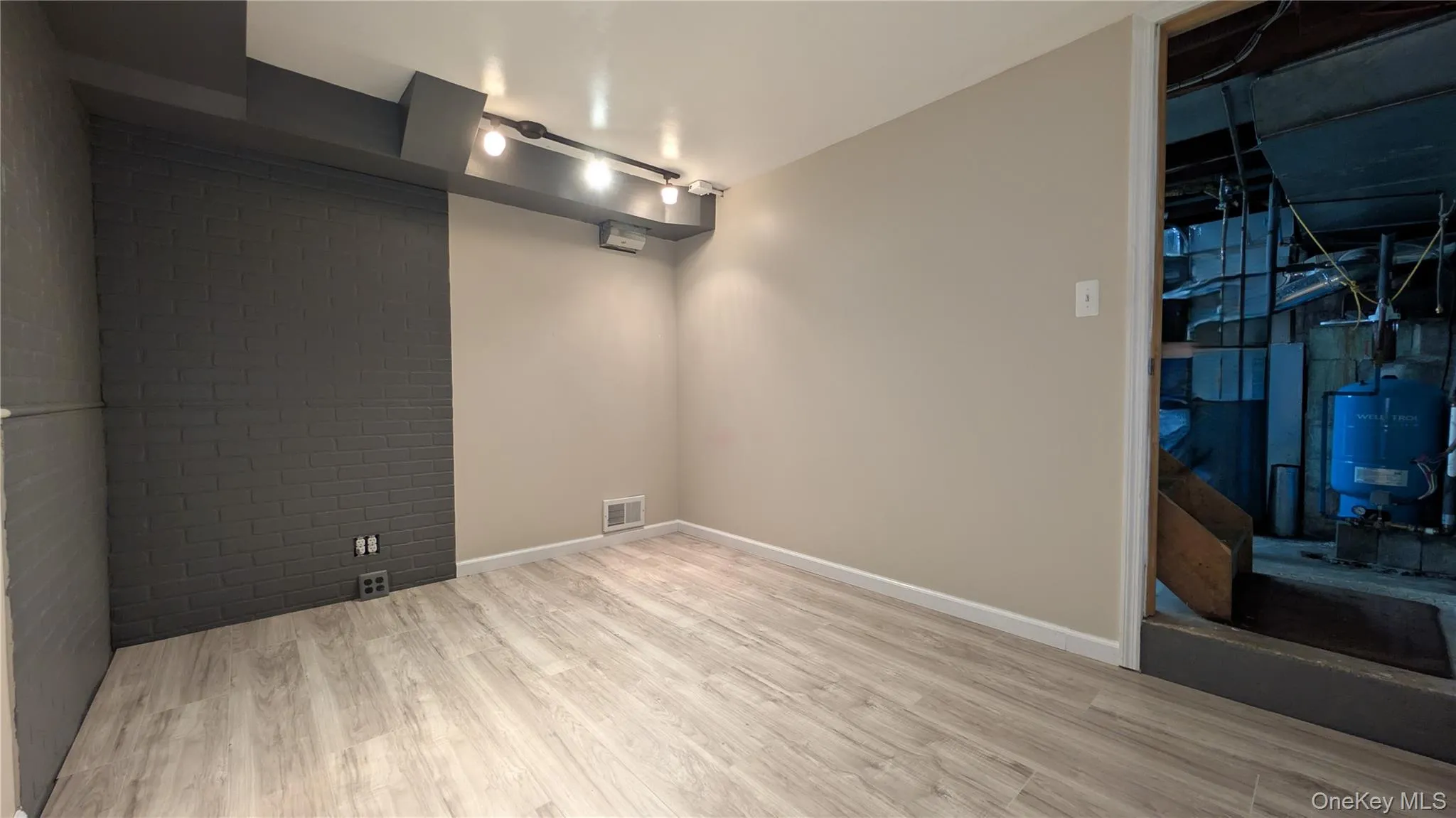 26 Roslyn Road, Kent, NY, 2 Bedrooms Bedrooms, 5 Rooms Rooms,1 BathroomBathrooms,Residential,For Rent,Roslyn,0,1006627 26 Roslyn Road, Kent, NY, 2 Bedrooms Bedrooms, 5 Rooms Rooms,1 BathroomBathrooms,Residential,For Rent,Roslyn,0,1006627