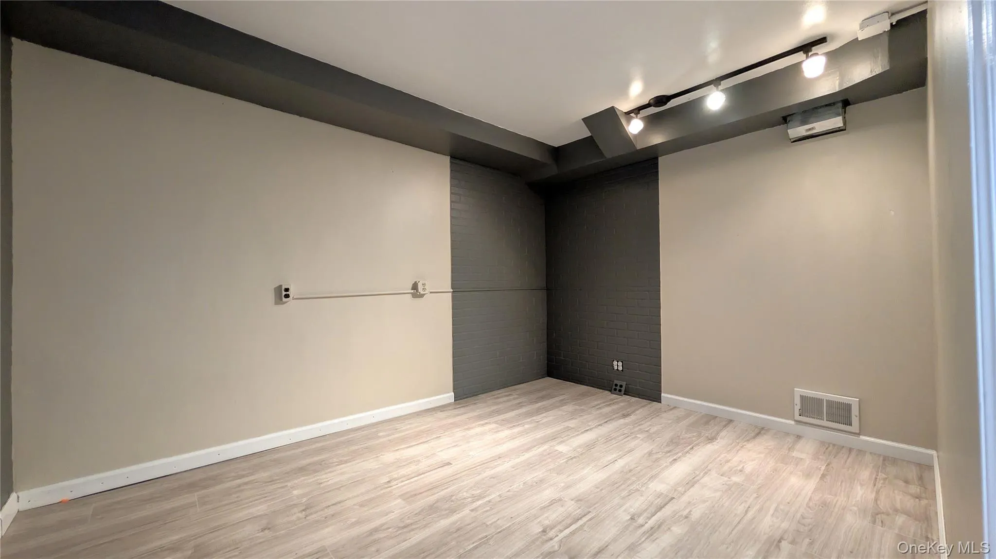 26 Roslyn Road, Kent, NY, 2 Bedrooms Bedrooms, 5 Rooms Rooms,1 BathroomBathrooms,Residential,For Rent,Roslyn,0,1006627 26 Roslyn Road, Kent, NY, 2 Bedrooms Bedrooms, 5 Rooms Rooms,1 BathroomBathrooms,Residential,For Rent,Roslyn,0,1006627