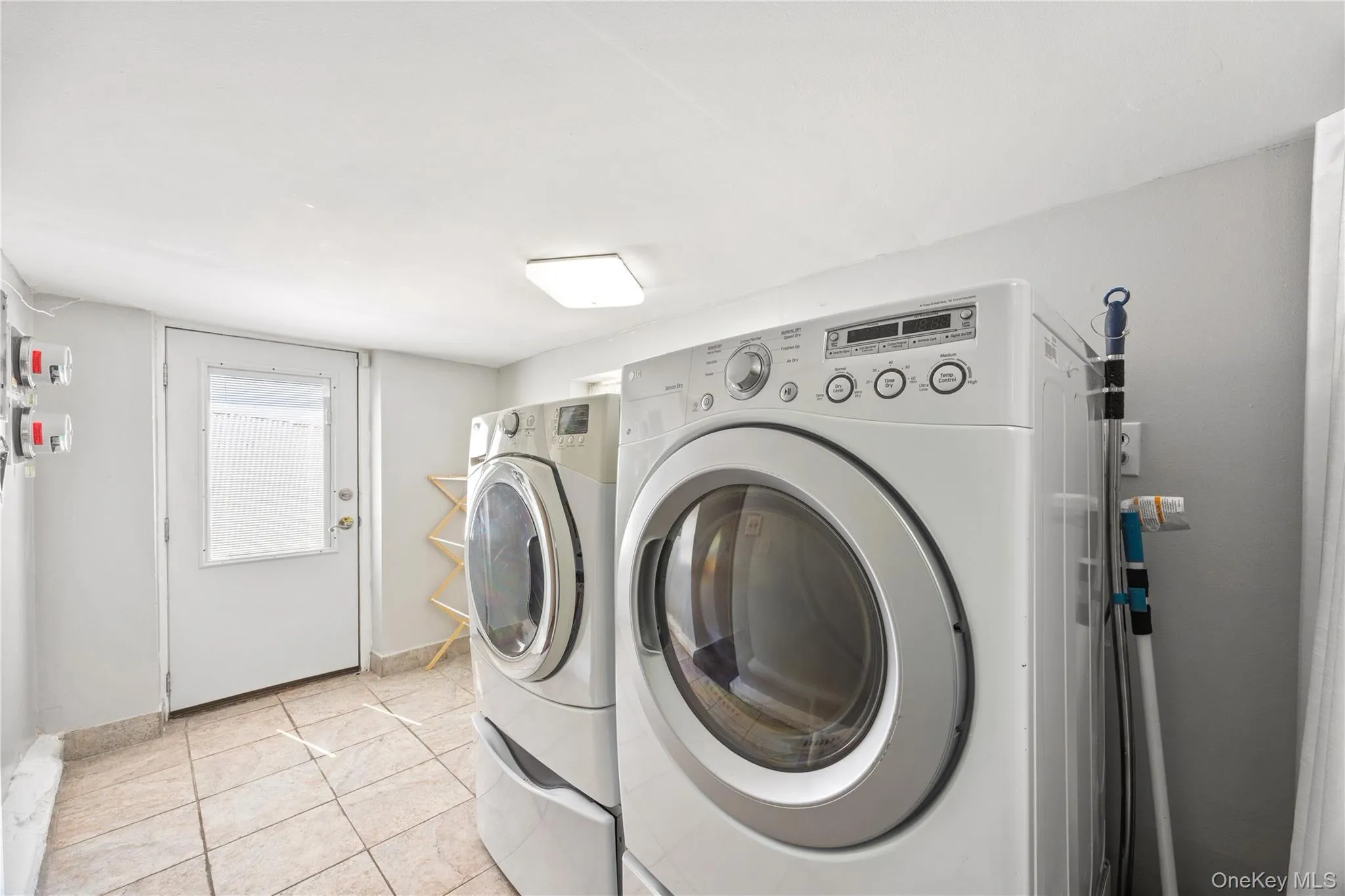 1034 Revere Avenue, New York, NY, 3 Bedrooms Bedrooms, 6 Rooms Rooms,1 BathroomBathrooms,Residential,For Rent,Revere,0,1006640 1034 Revere Avenue, New York, NY, 3 Bedrooms Bedrooms, 6 Rooms Rooms,1 BathroomBathrooms,Residential,For Rent,Revere,0,1006640