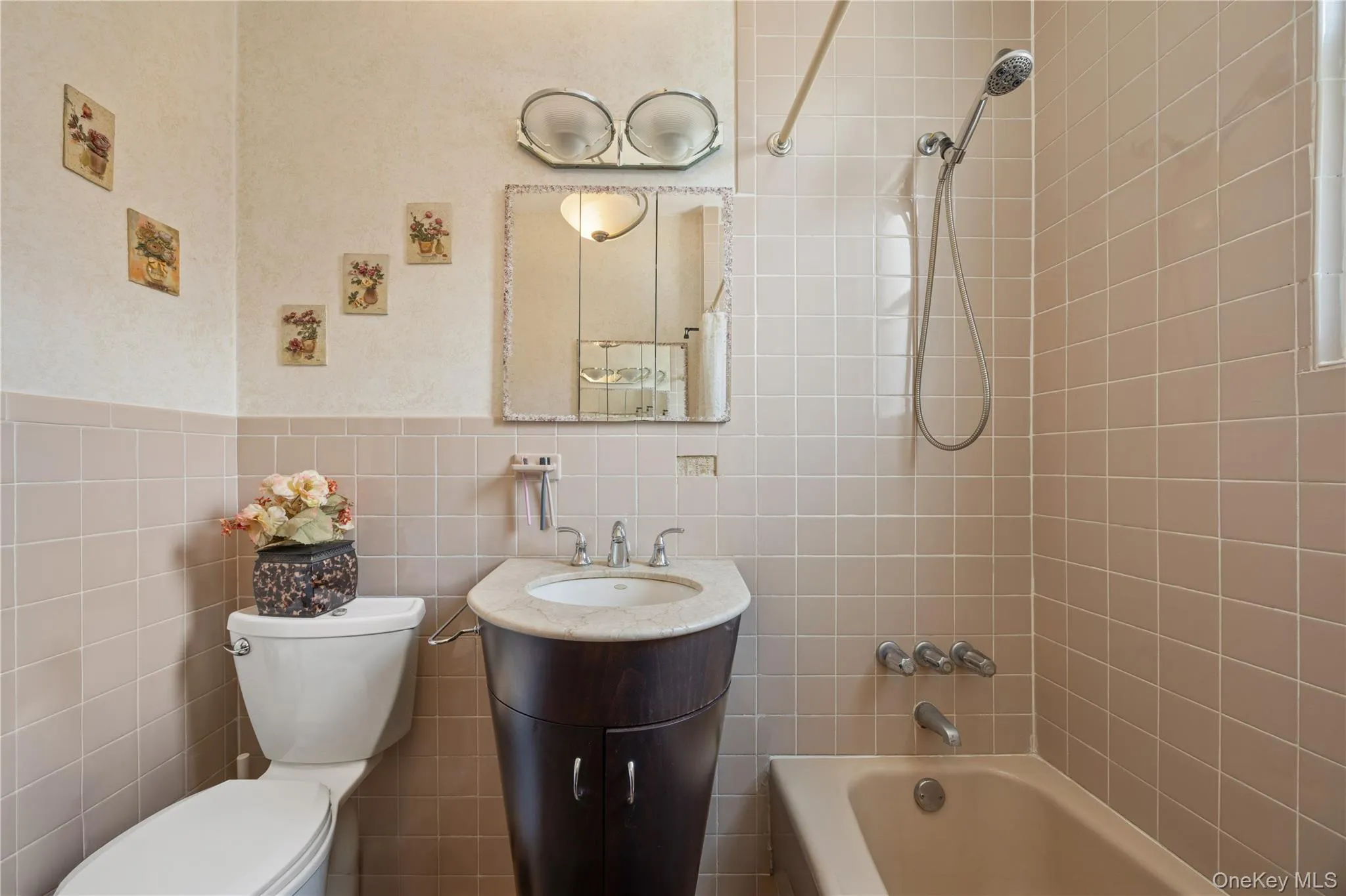 1034 Revere Avenue, New York, NY, 3 Bedrooms Bedrooms, 6 Rooms Rooms,1 BathroomBathrooms,Residential,For Rent,Revere,0,1006640 1034 Revere Avenue, New York, NY, 3 Bedrooms Bedrooms, 6 Rooms Rooms,1 BathroomBathrooms,Residential,For Rent,Revere,0,1006640
